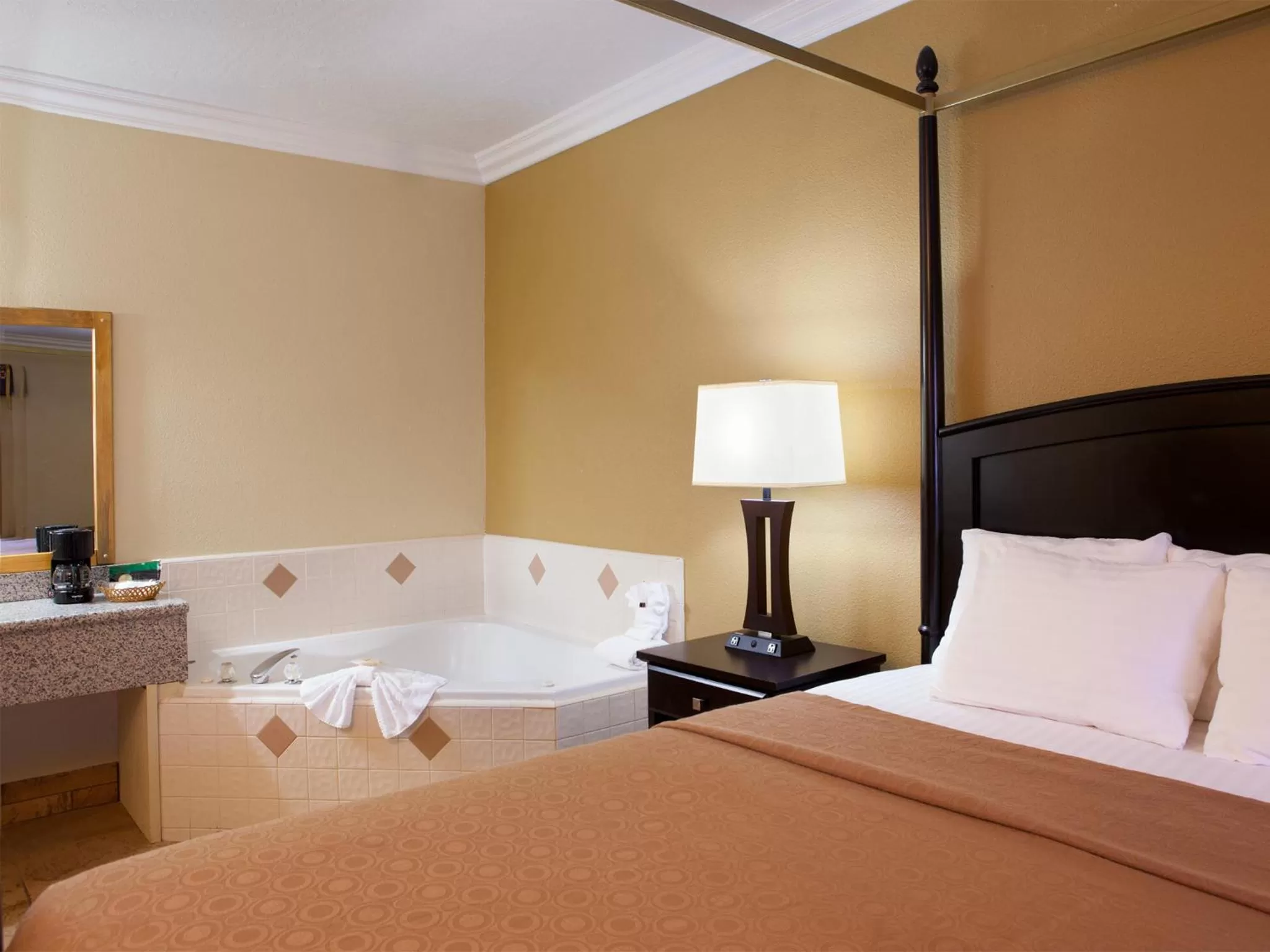 Hot Tub, Bed in Desert Quail Inn Sedona at Bell Rock