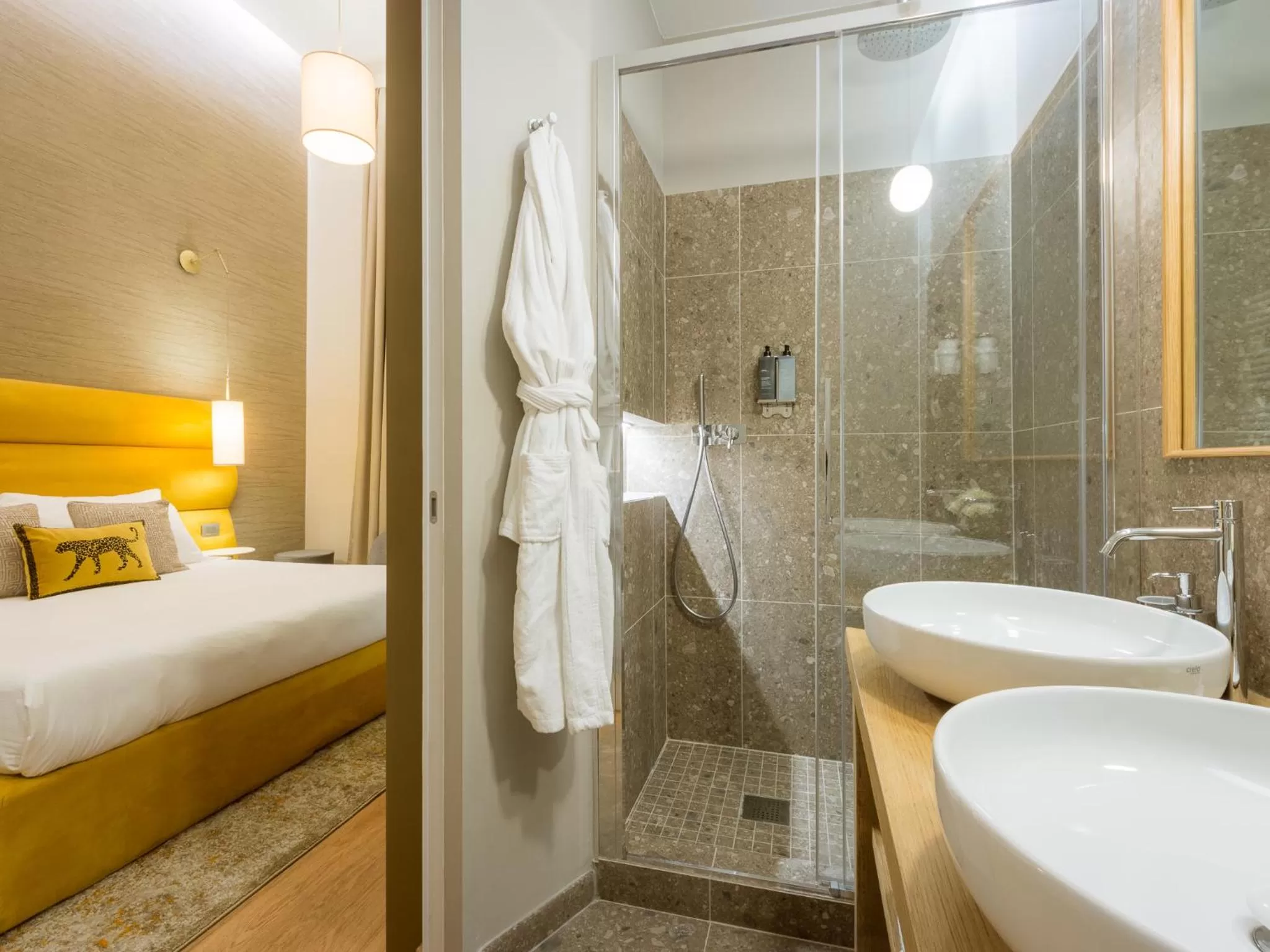 Shower, Bed in Renascentia in Florence - Adults Only