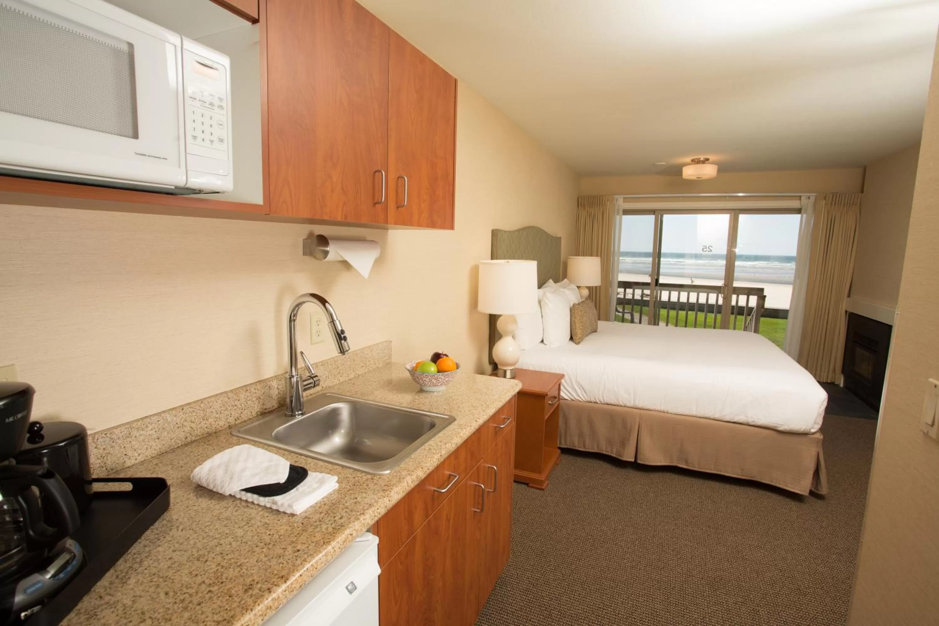 Kitchen or kitchenette in Schooner's Cove Inn