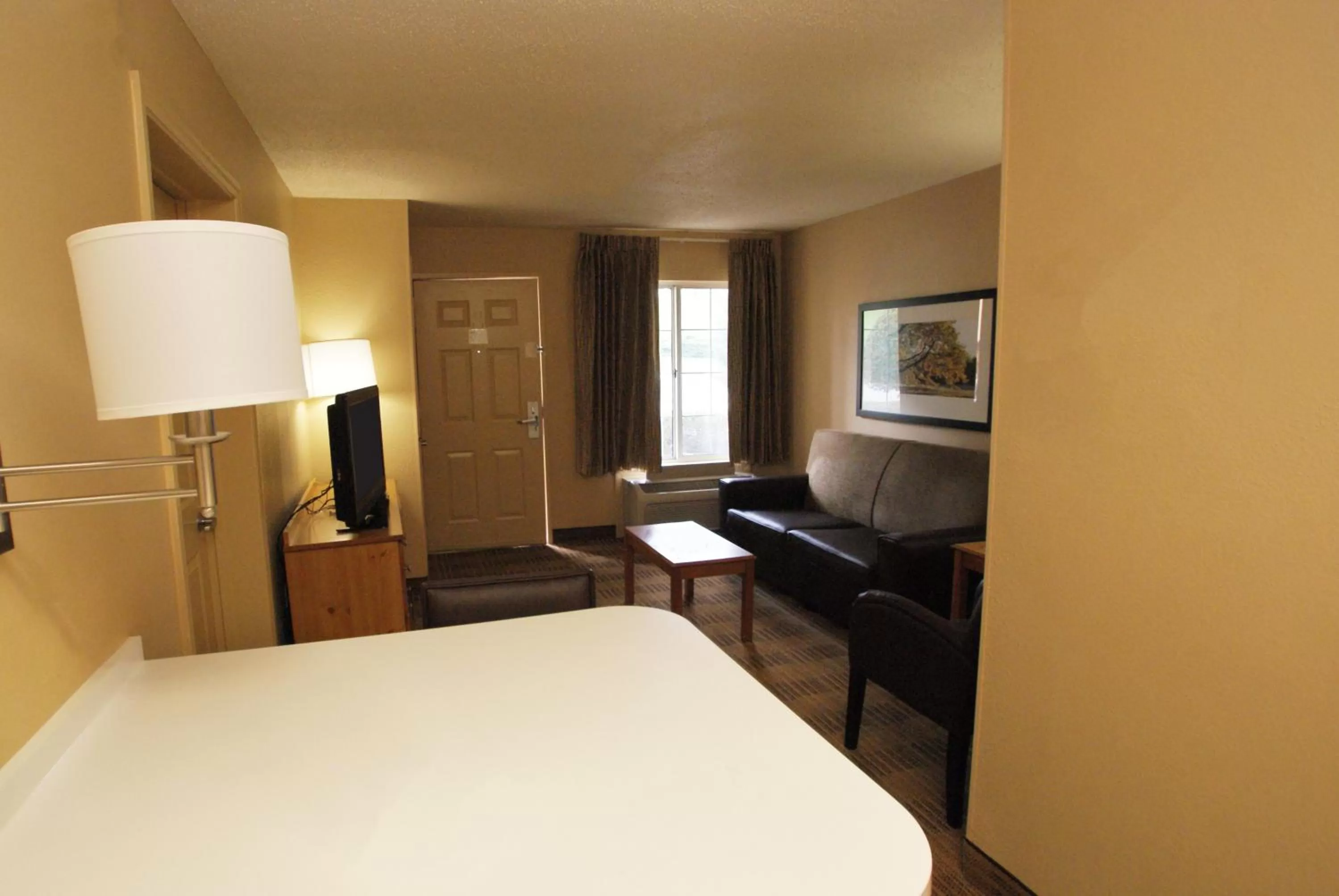 Living room, Bed in Extended Stay America Suites - San Diego - Sorrento Mesa