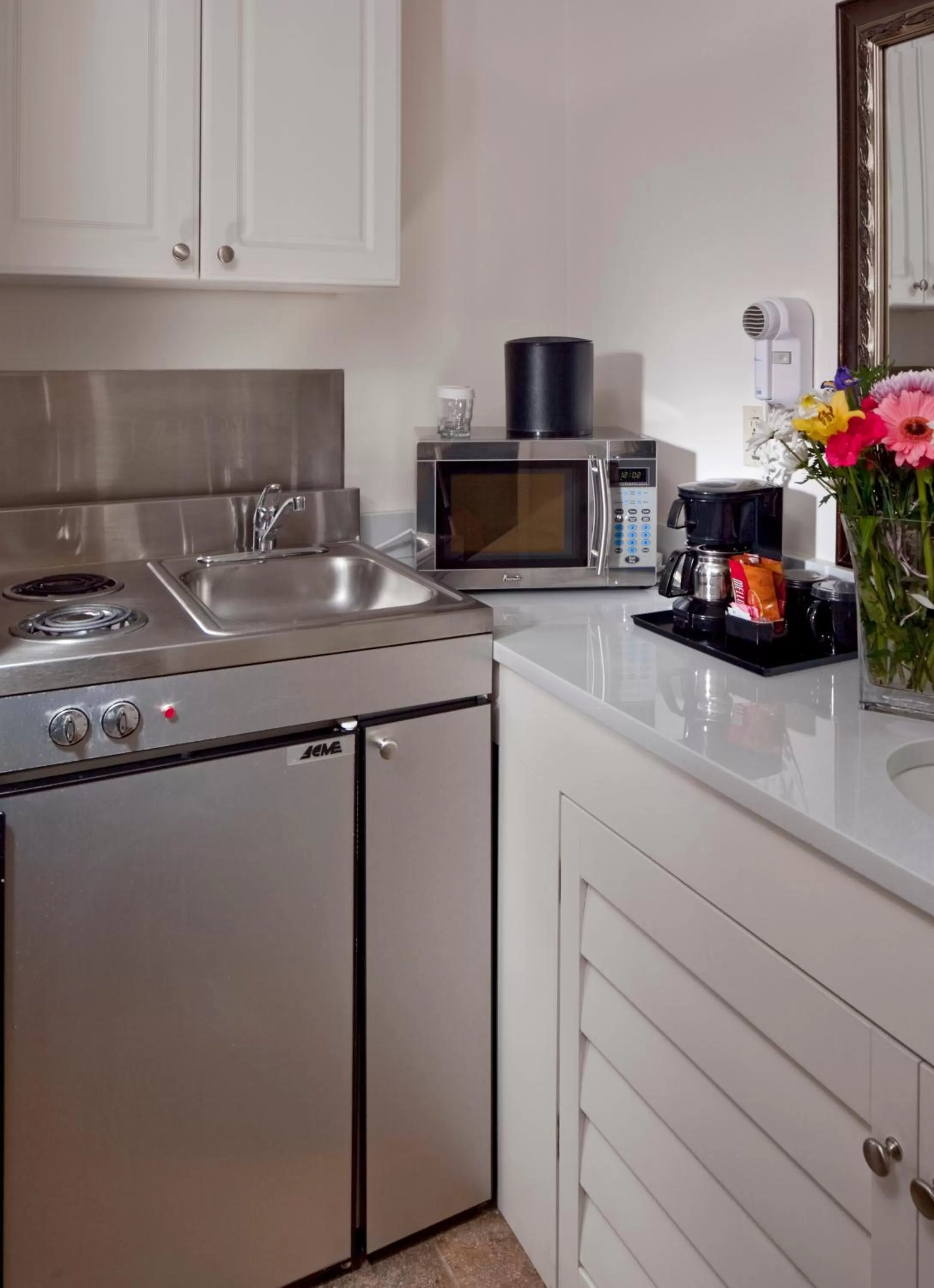 Kitchen or kitchenette in Days Inn by Wyndham San Diego Hotel Circle