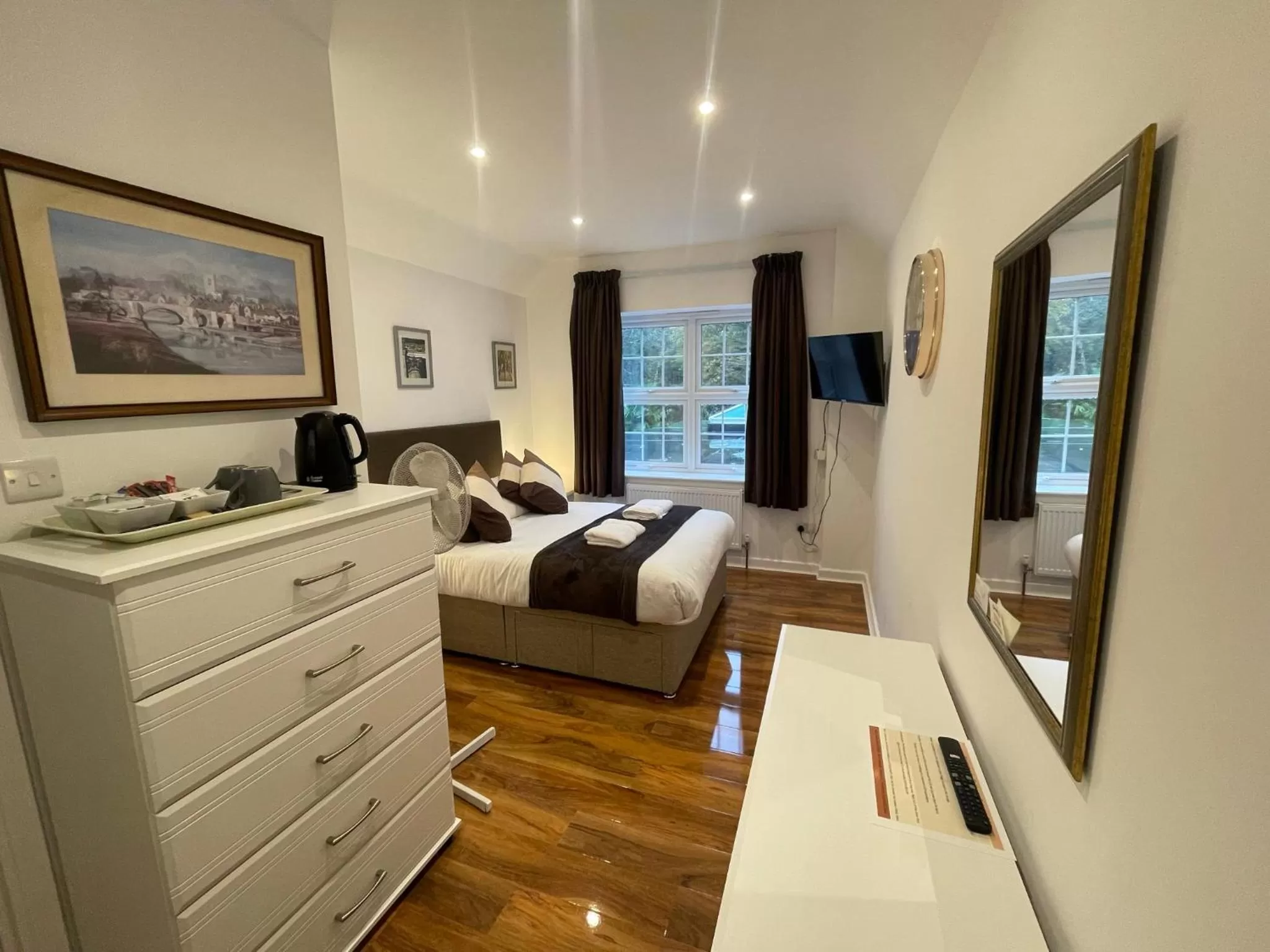 Photo of the whole room, Seating Area in Oakhurst Gatwick B&B