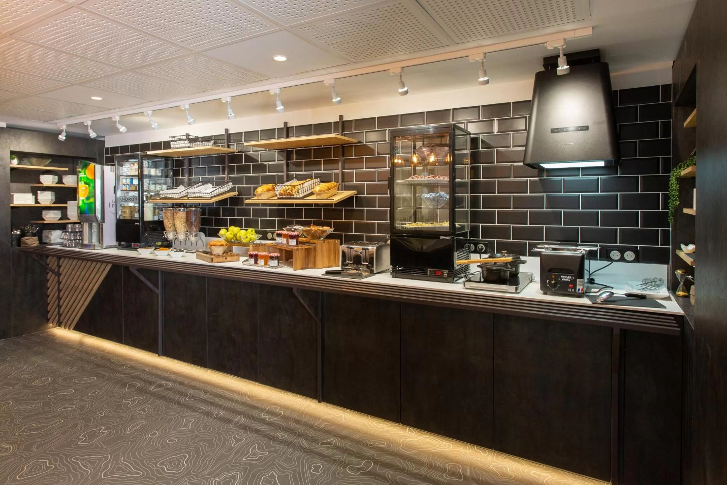 Buffet breakfast in ACE Hôtel Lyon Vénissieux Parc des Expositions