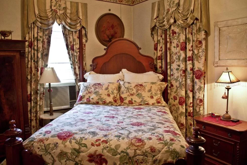 Bed in Hidden Springs Bed and Breakfast