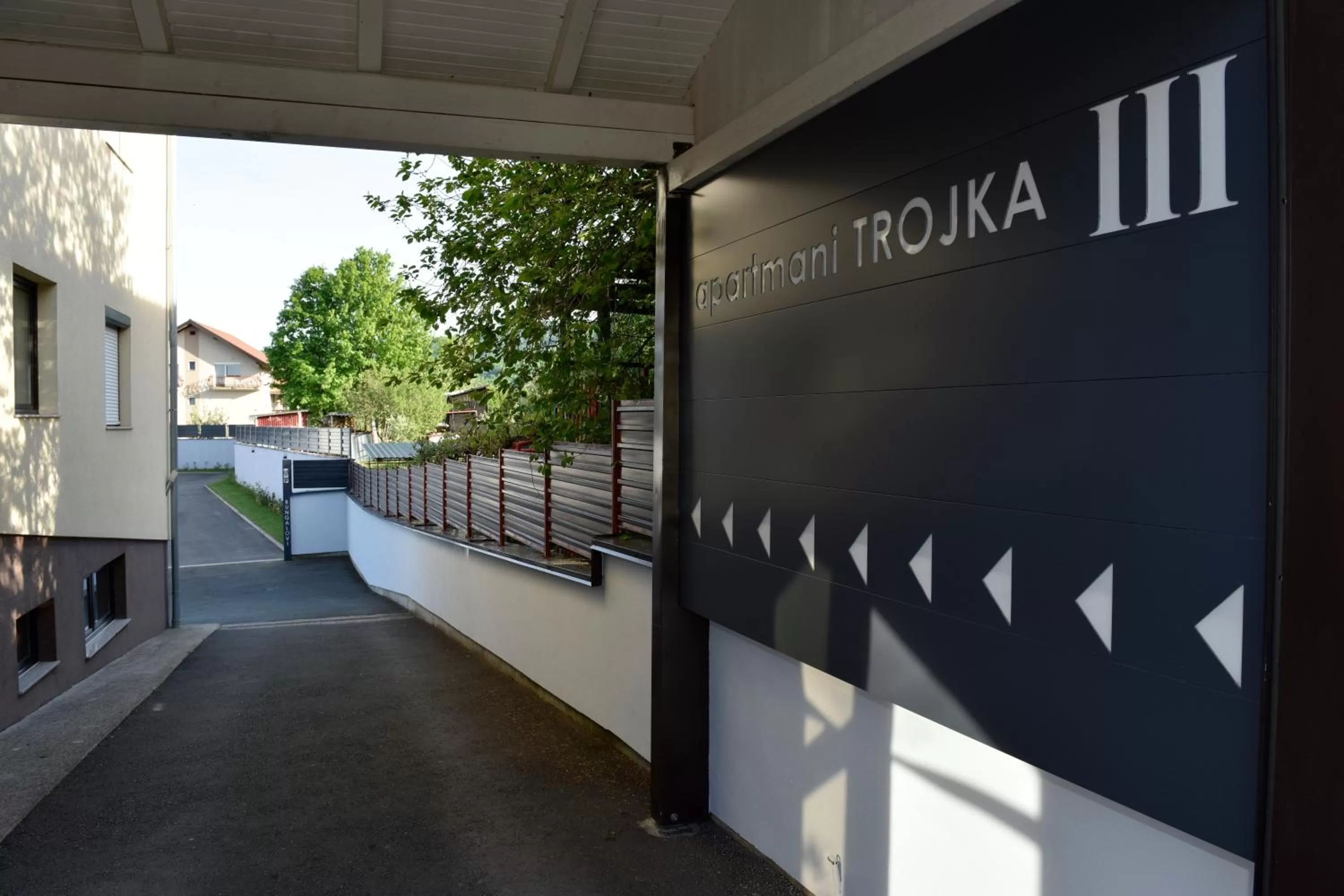 Property logo or sign in Apartmani i Bungalovi TROJKA