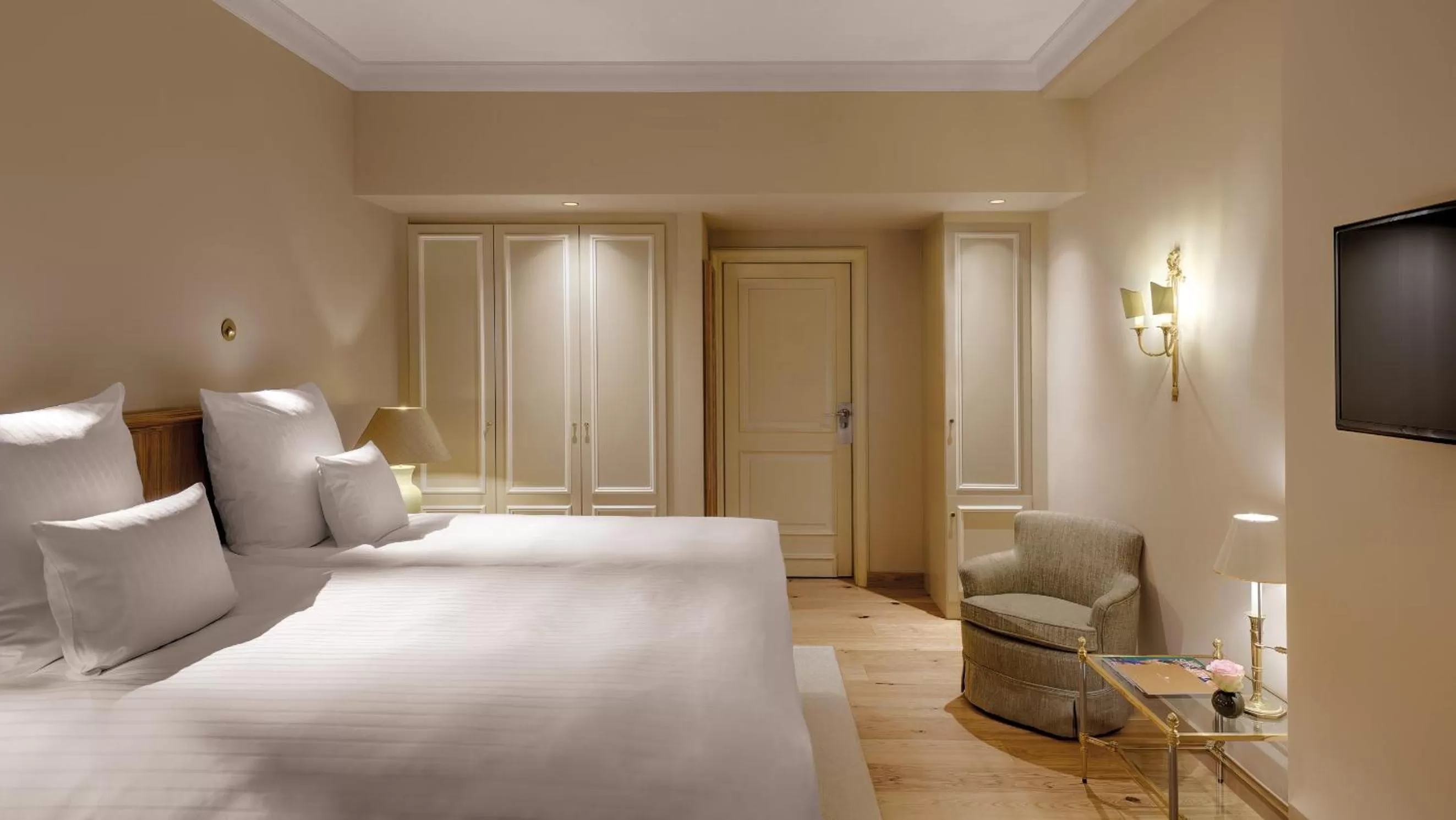 Photo of the whole room, Bed in Excelsior by Geisel