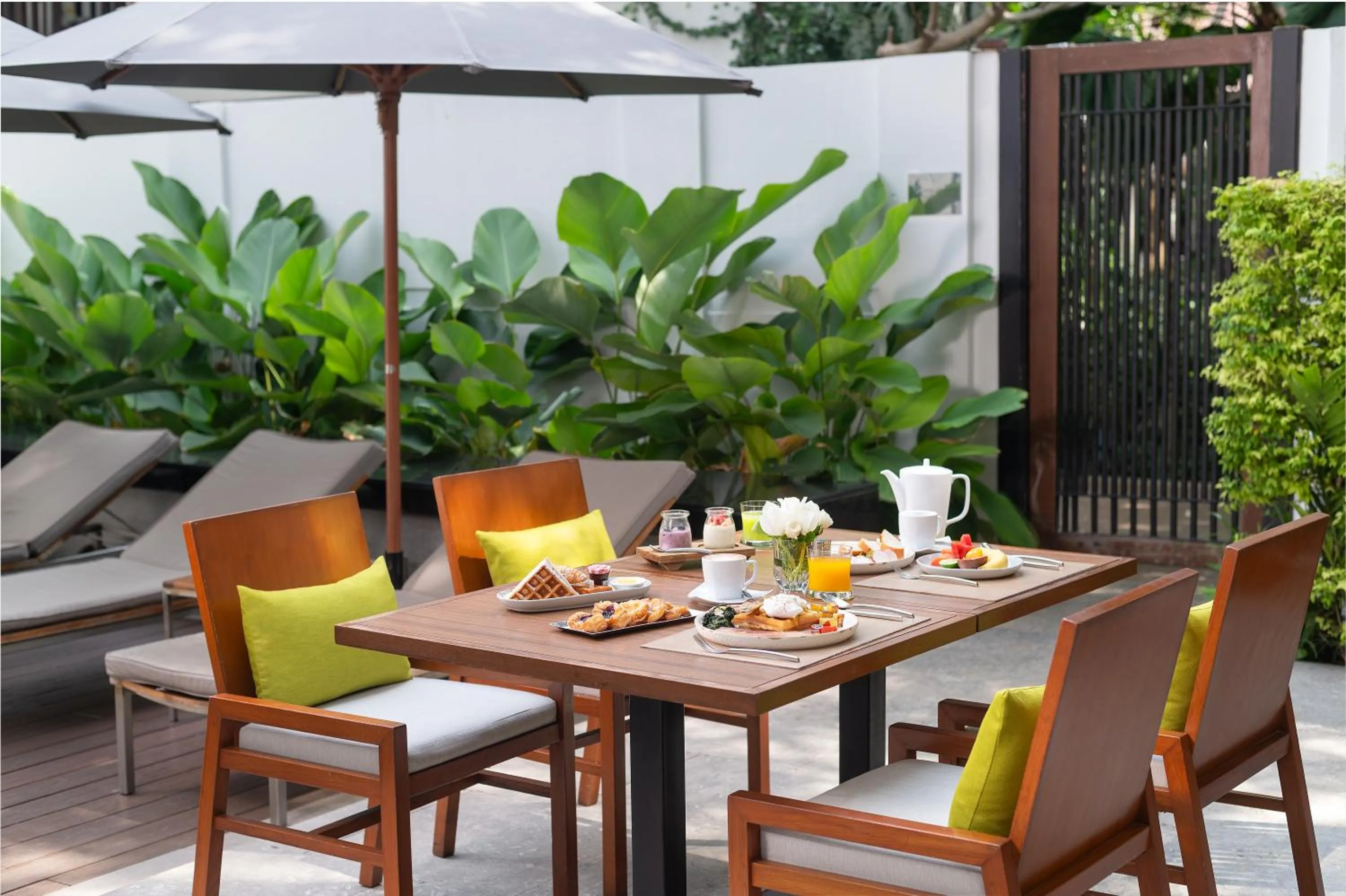 Restaurant/places to eat in Woodlands Suites Serviced Residences