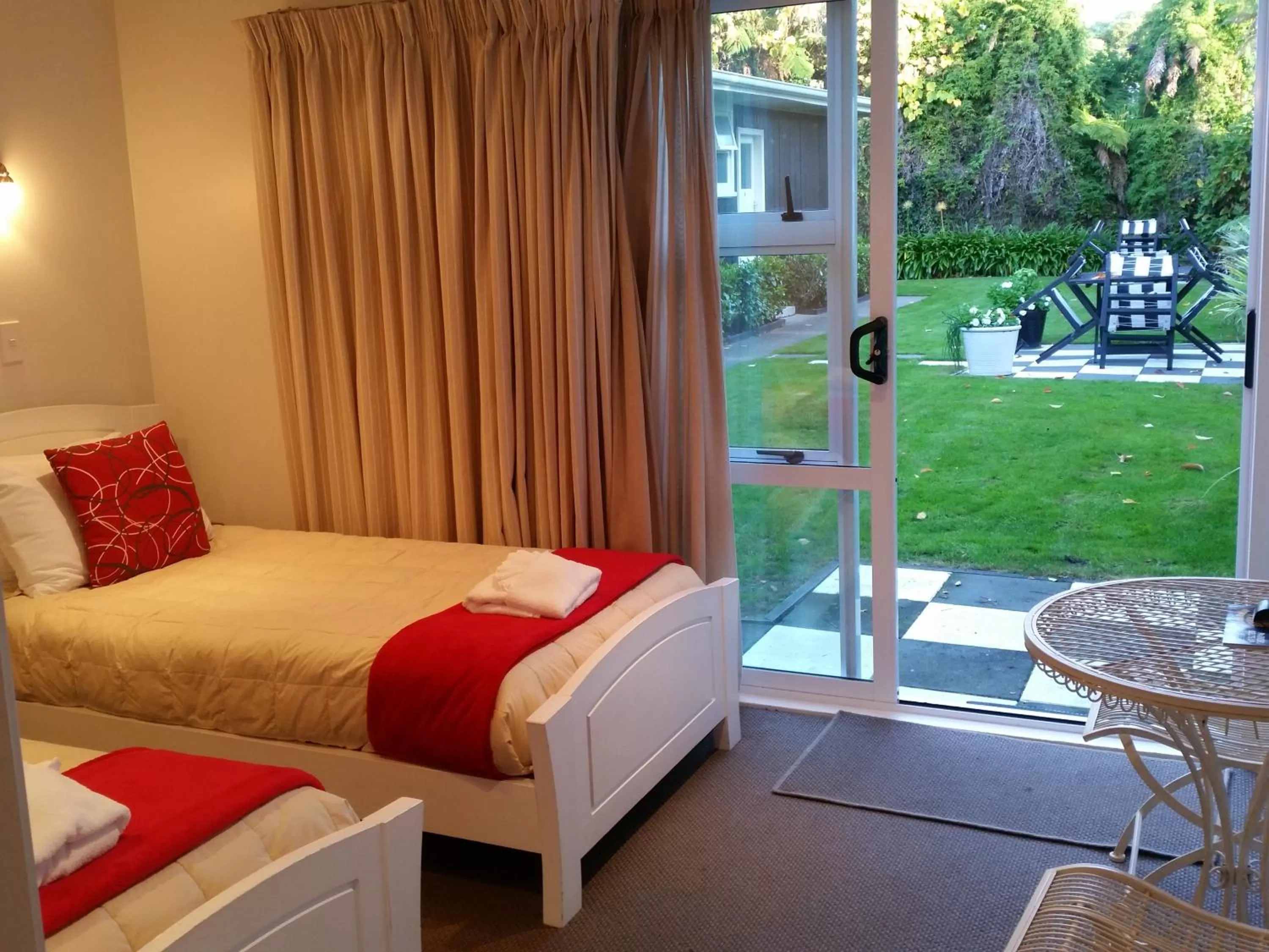 Bedroom, Bed in The Lake Motel