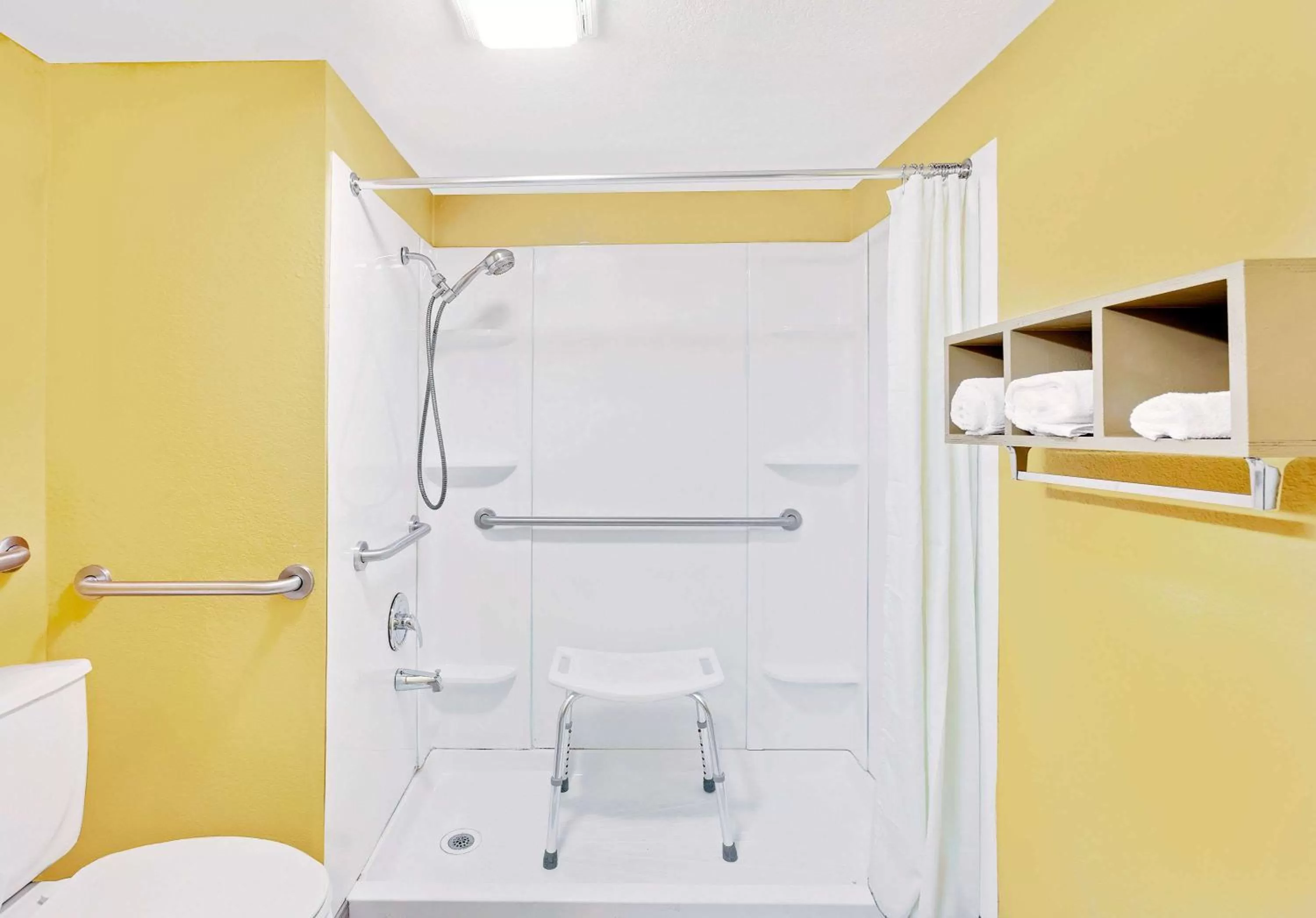 Bathroom in Morrilton Inn