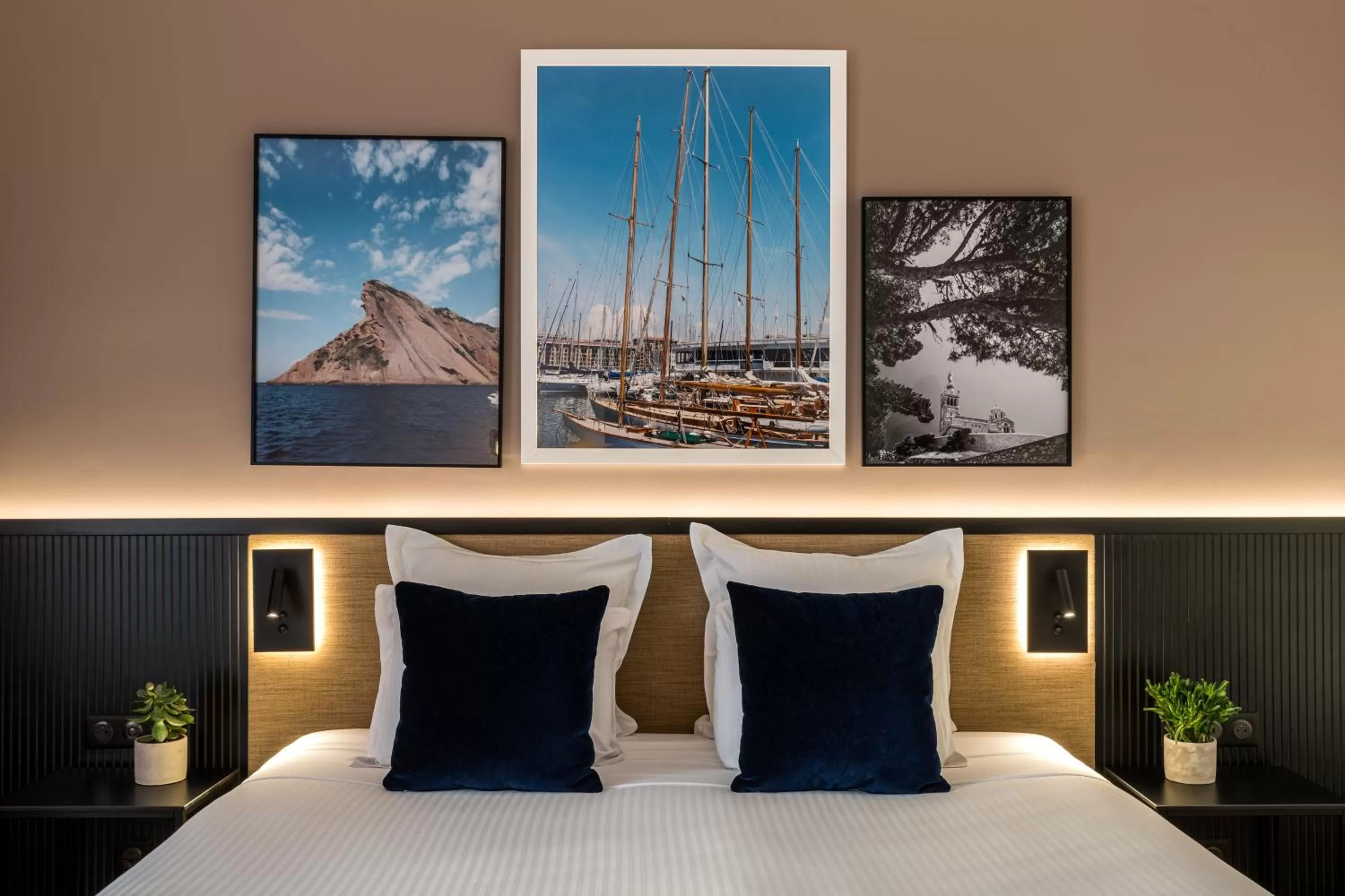 Photo of the whole room, Bed in Hôtel Villa Massalia