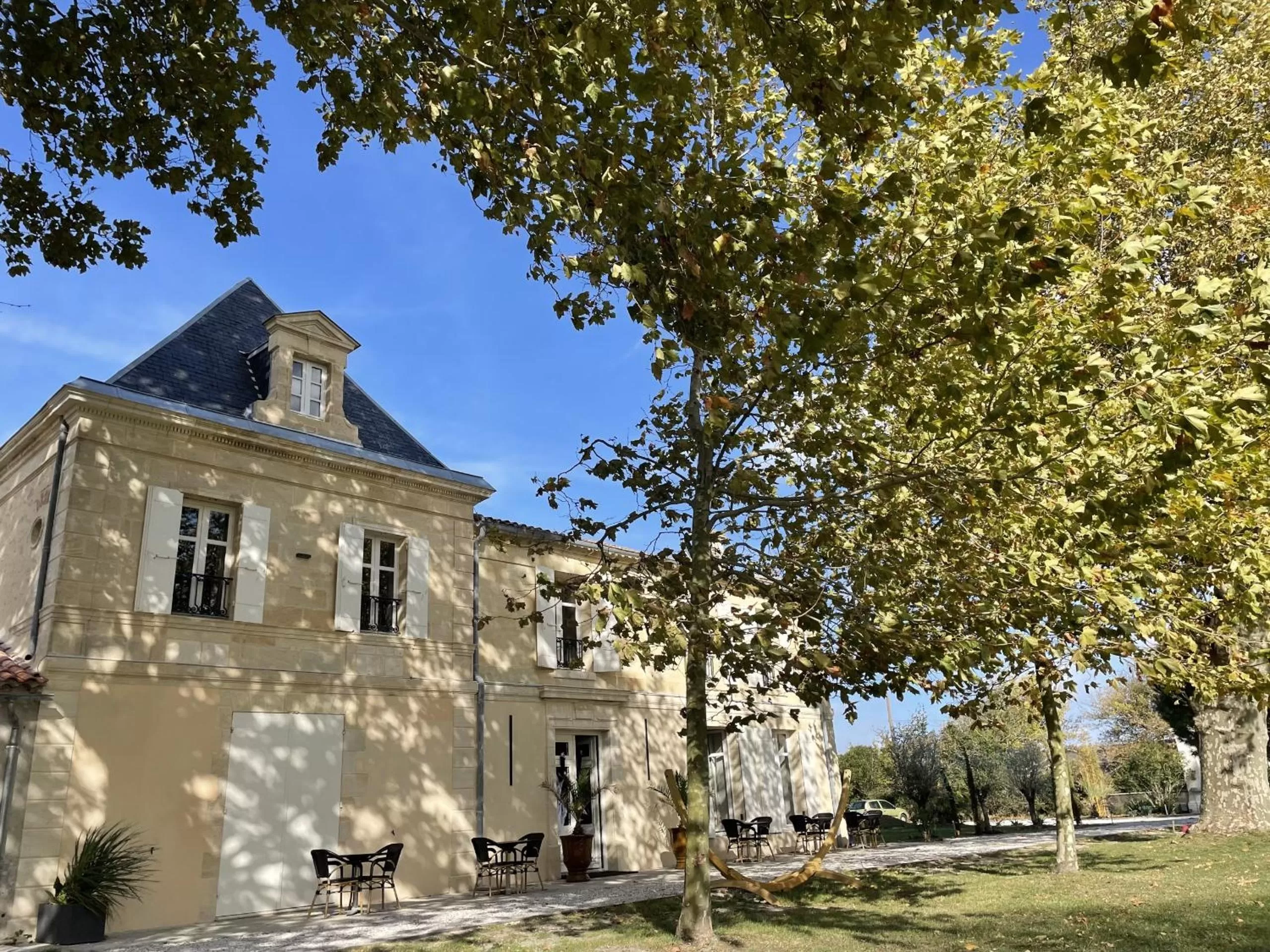 Property building in Château de Neyran chambre d'hôtes & Spa