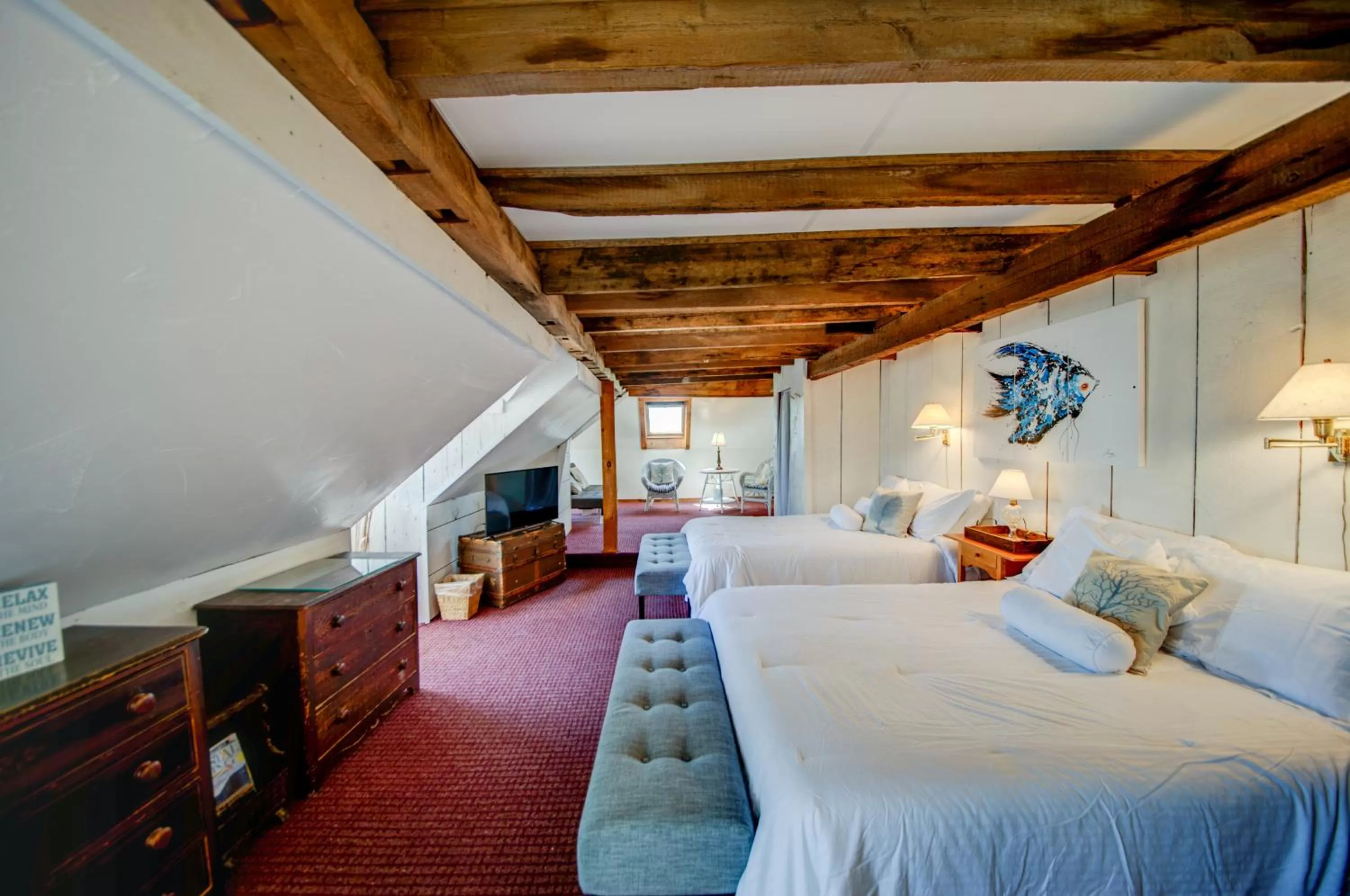 Photo of the whole room, Bed in Copper Swan