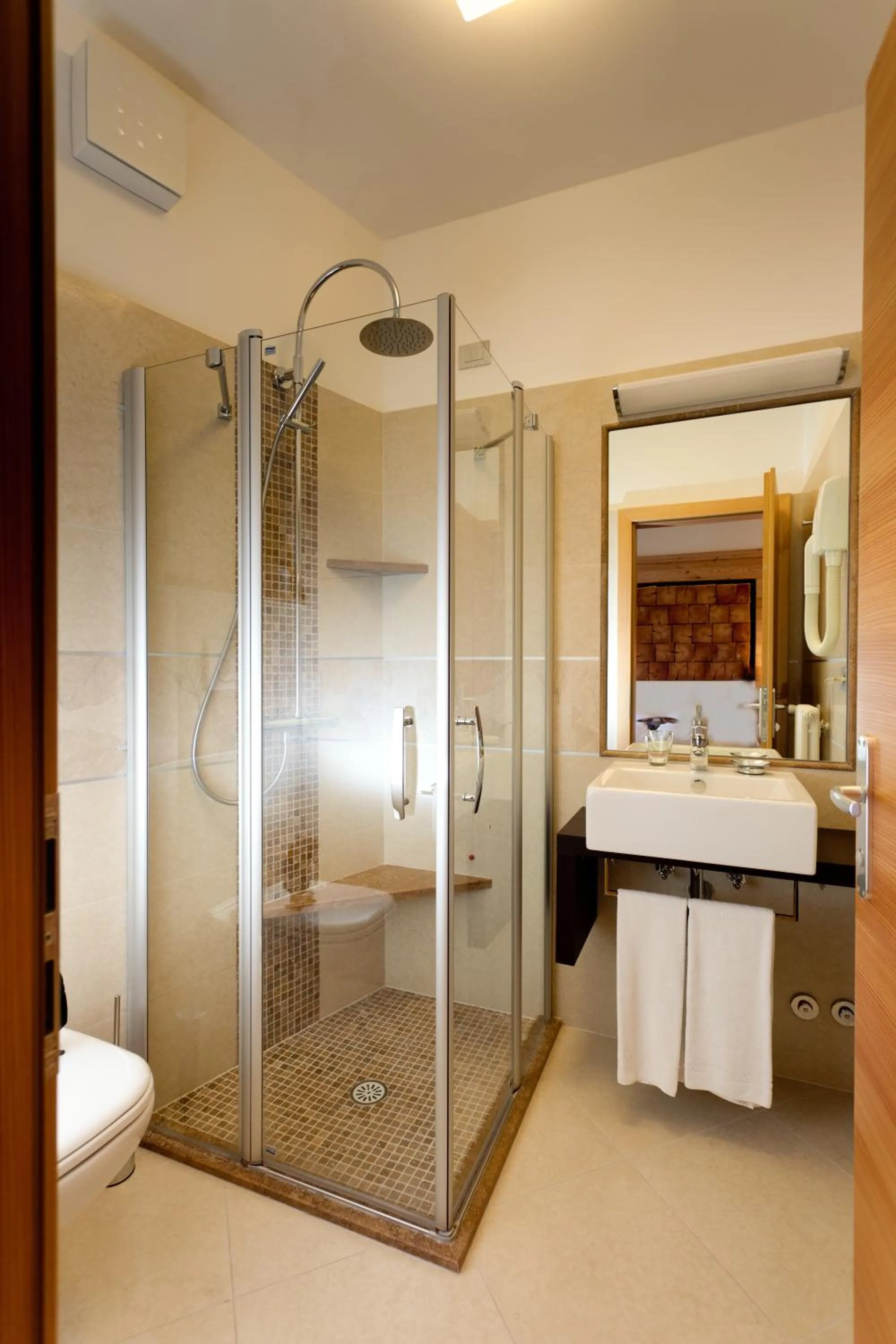 Shower in Albergo Tuenno