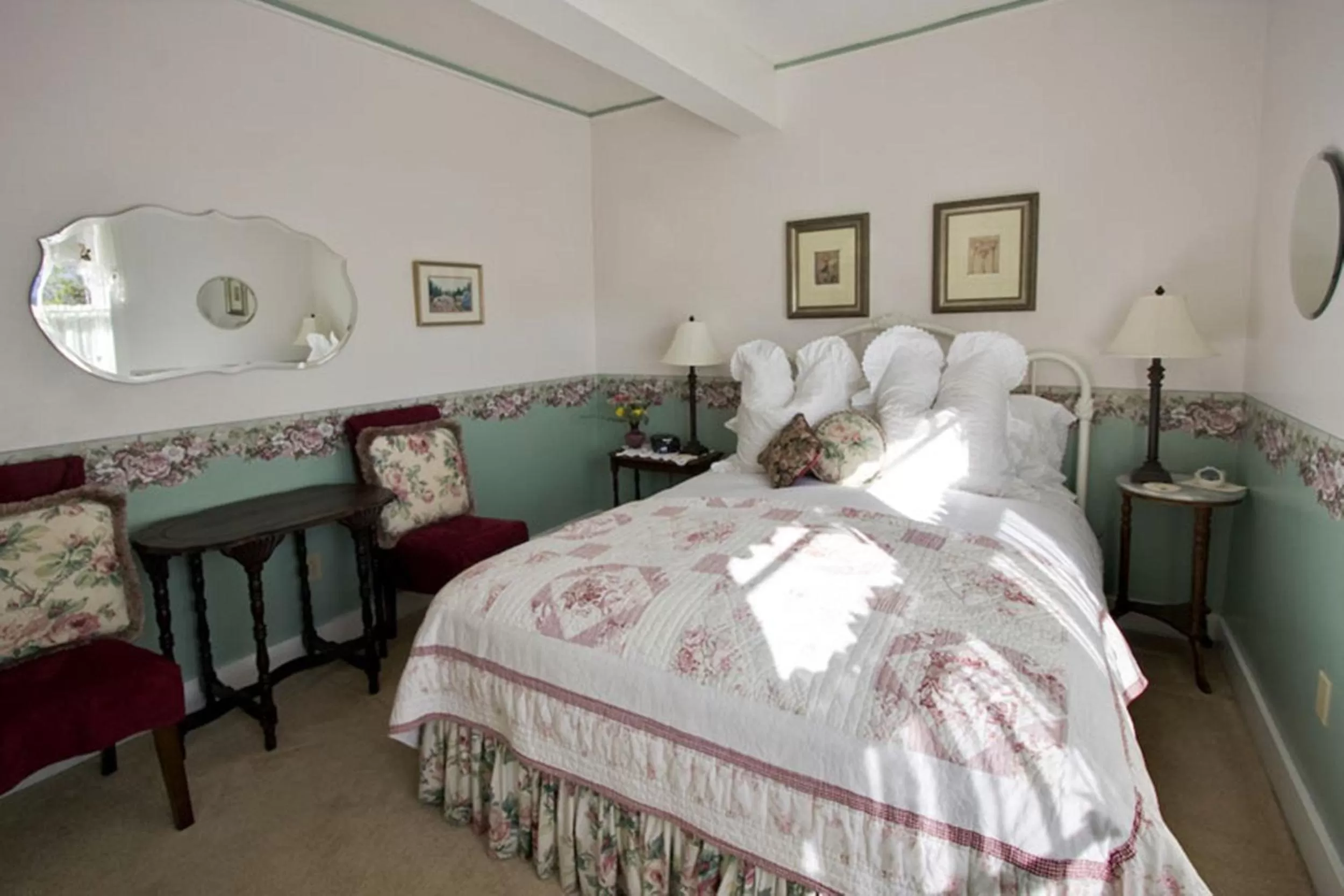 Annie's Room - Standard Queen  in Headlands Inn Bed and Breakfast
