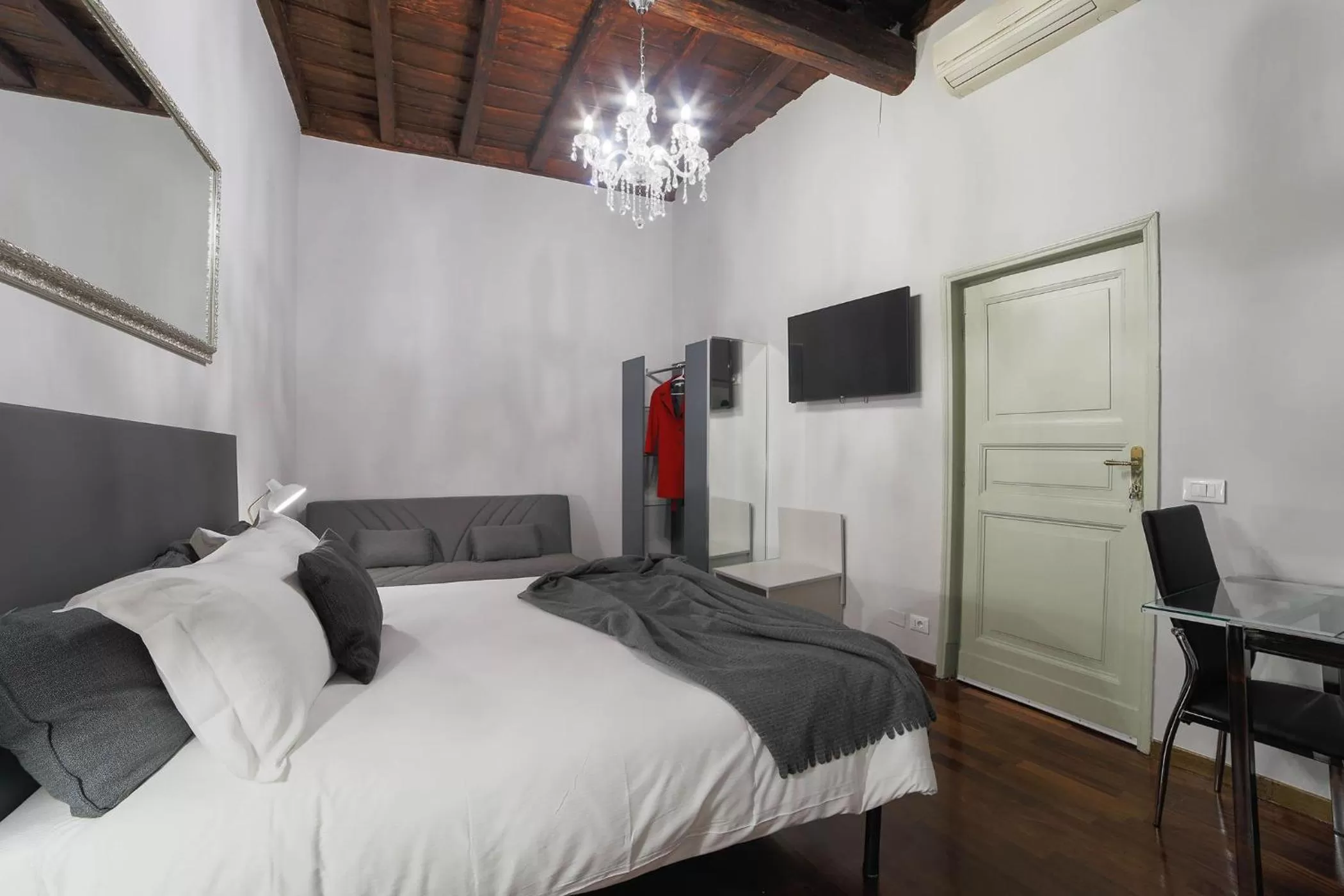 Photo of the whole room, Bed in La Maison Dell'Orologio