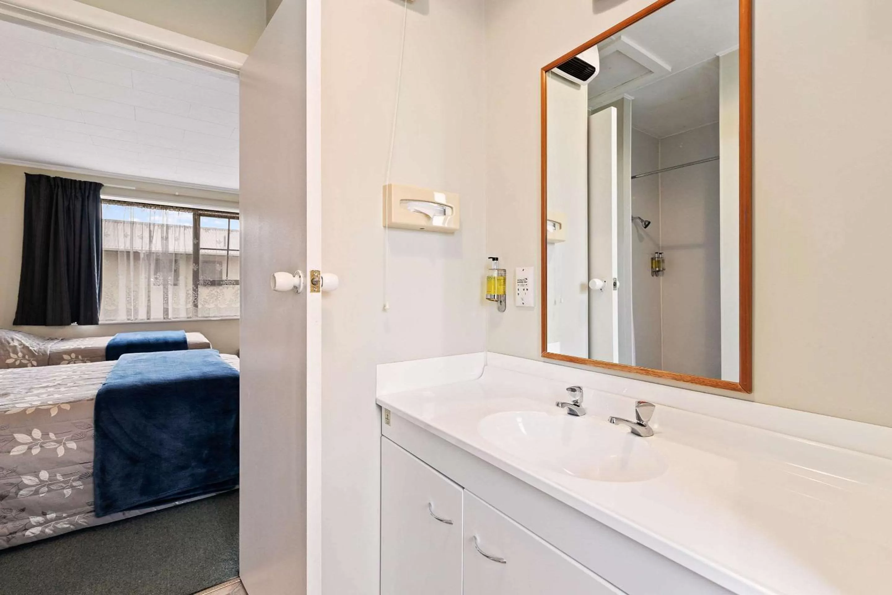 Bathroom, Bed in Econo Lodge Canterbury Court Motel