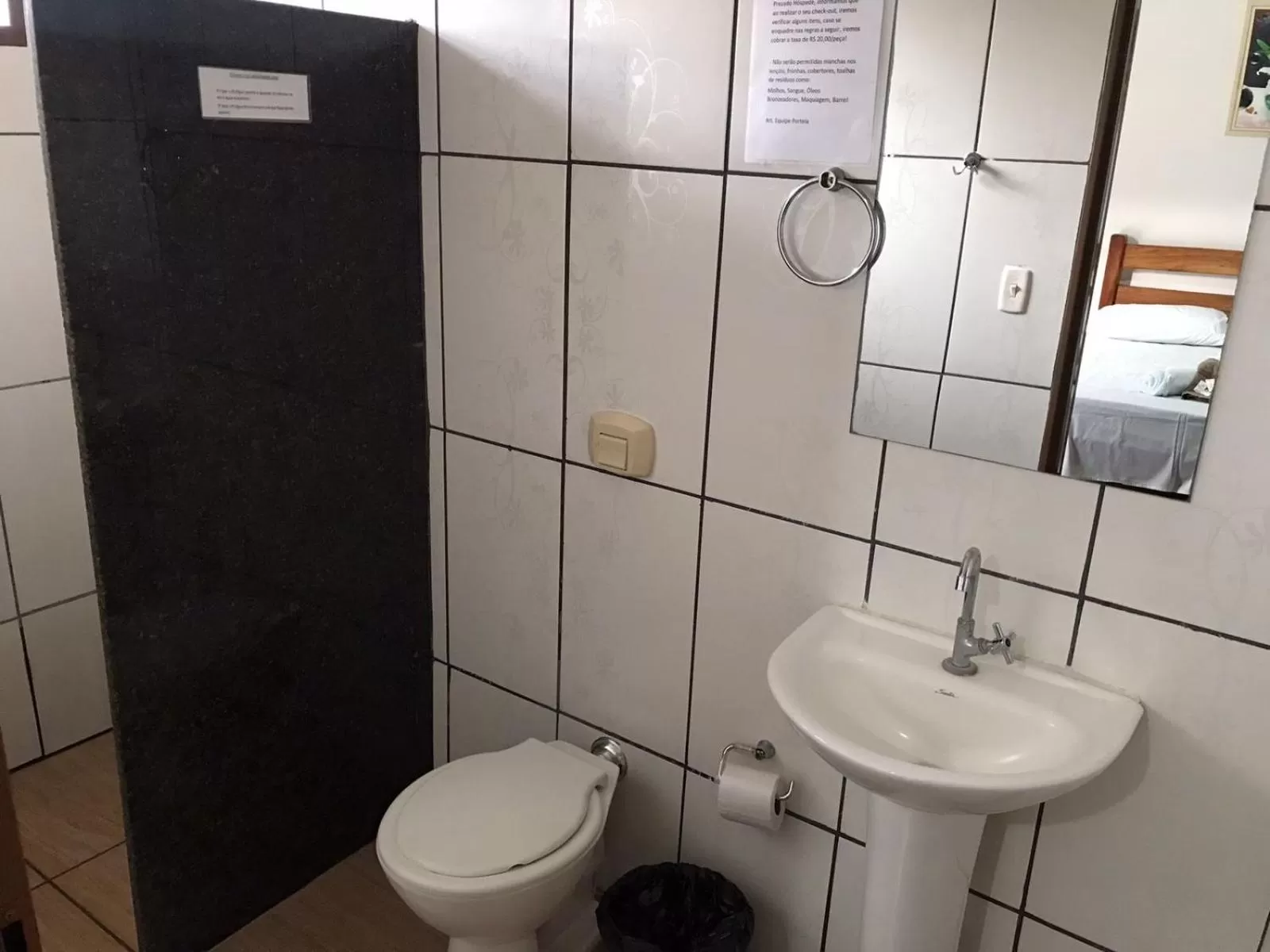 Bathroom in Hotel Portela III - Aprox 600m do Thermas dos Laranjais e Hot Beach