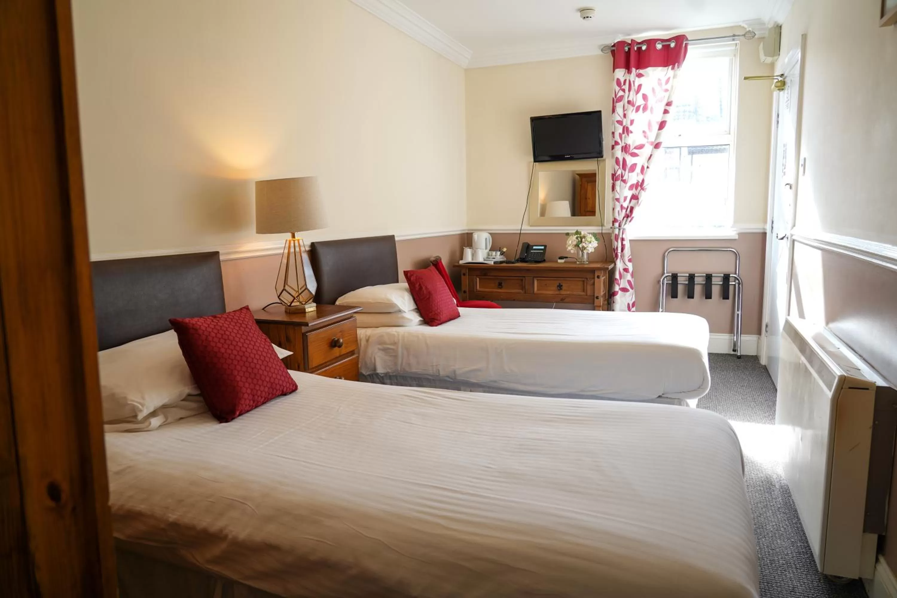 Photo of the whole room, Bed in The Royal Hotel