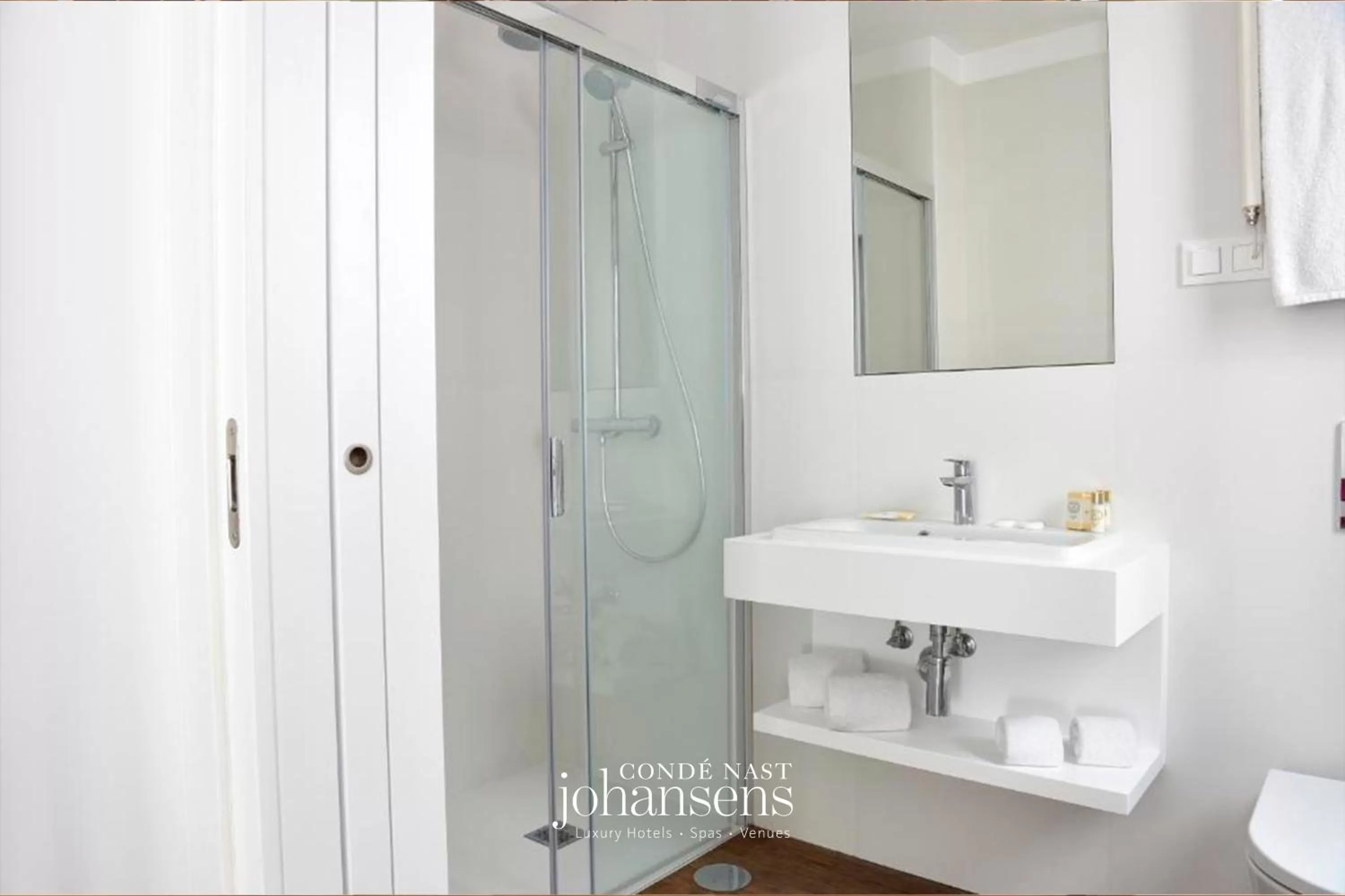 Bathroom in Casa Melo Alvim - by Unlock Hotels