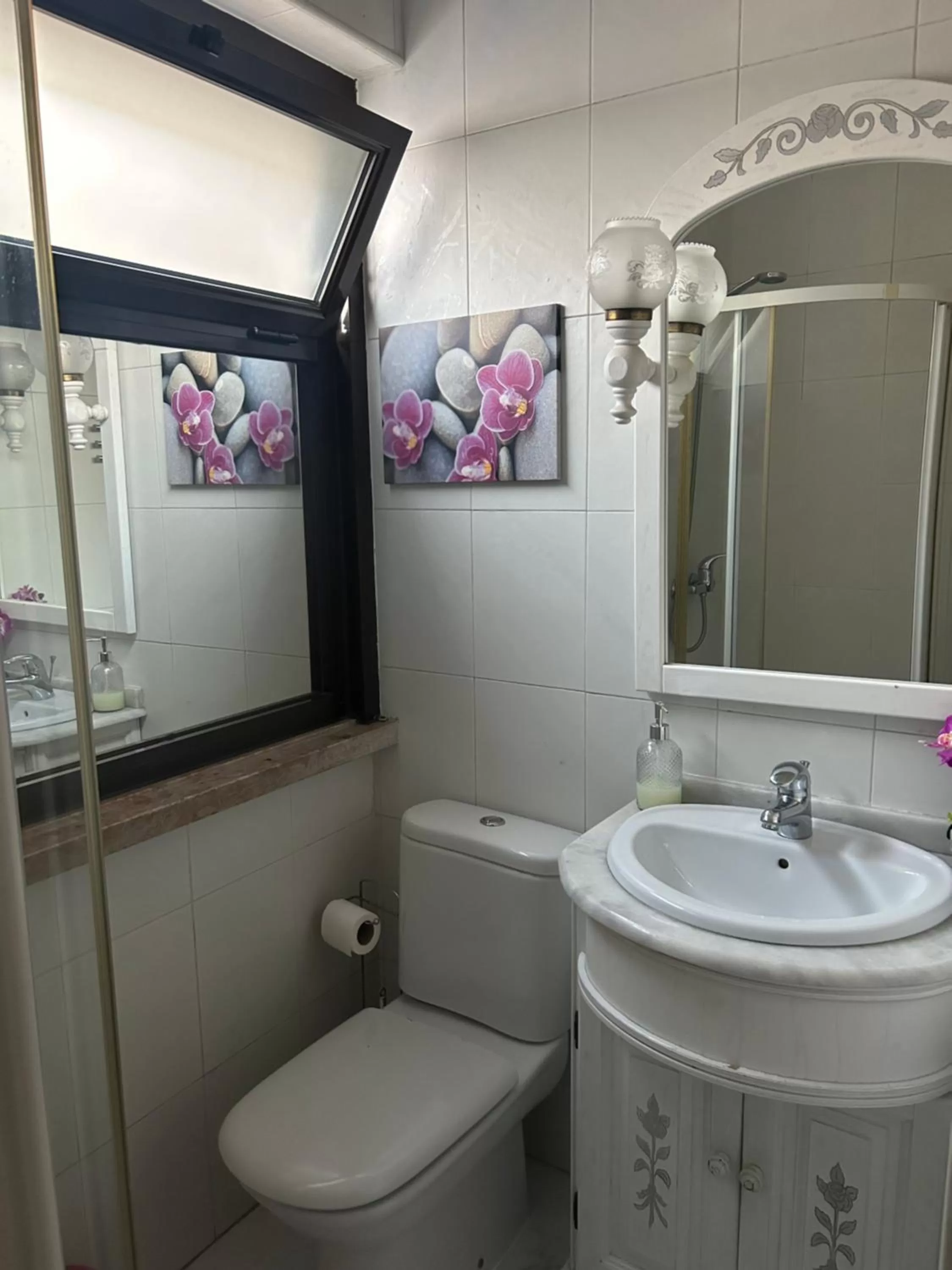 Bathroom in Alojamento Santa Catarina