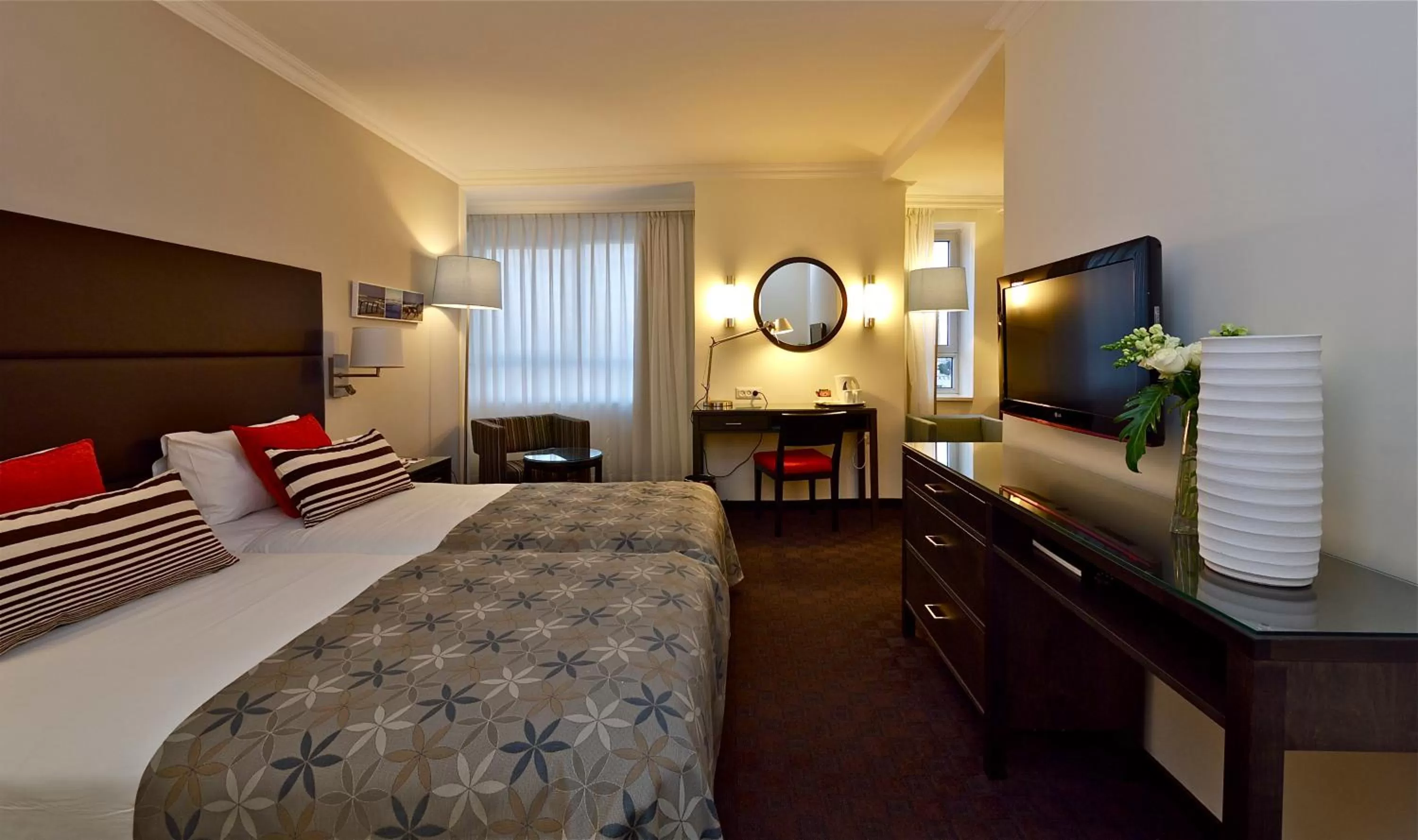 Photo of the whole room, Bed in Metropolitan Hotel