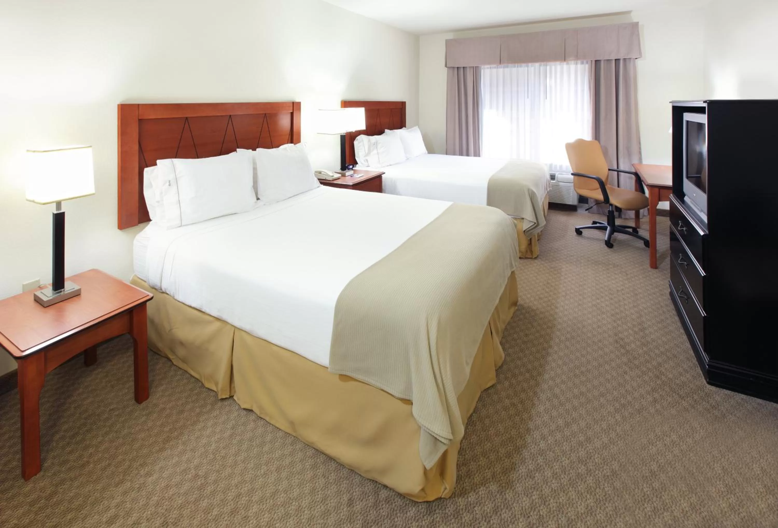 Bedroom, Bed in Holiday Inn Express & Suites Pine Bluff/Pines Mall by IHG
