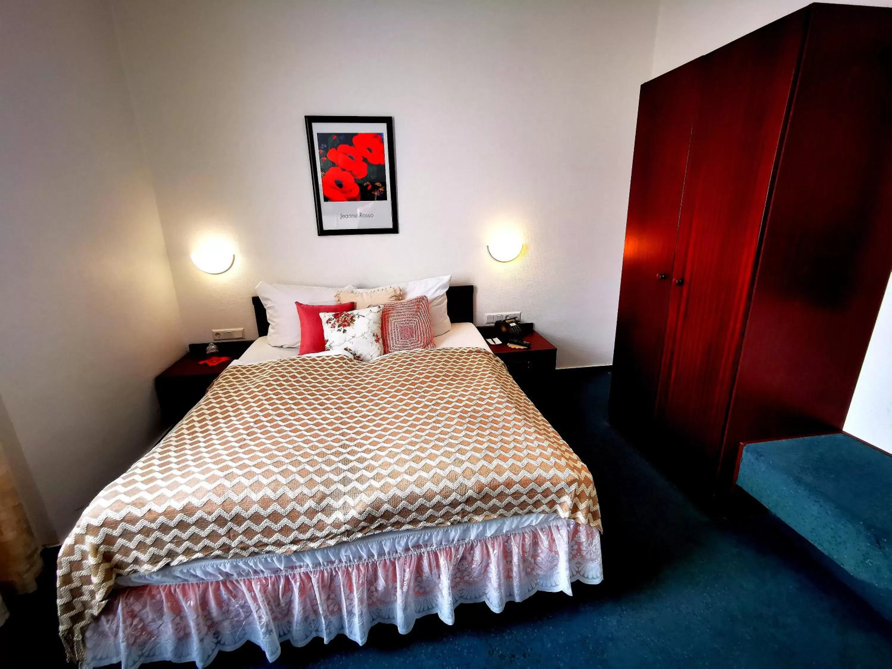 Bed in Tante ALMA's Mannheimer Hotel