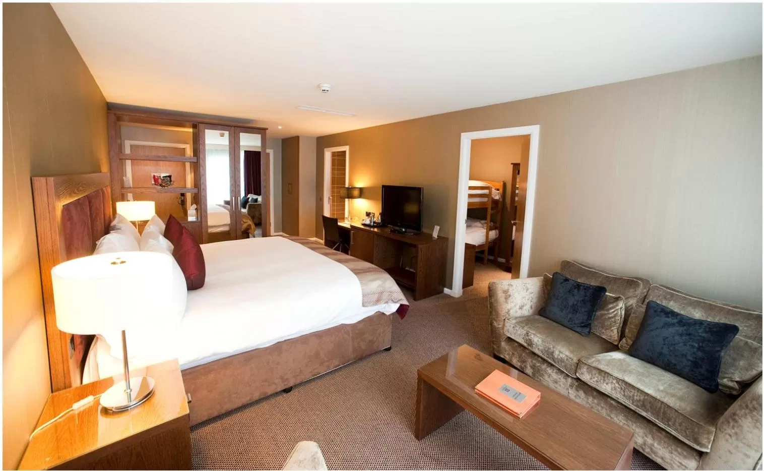 Photo of the whole room, Bed in Kingsmills Hotel