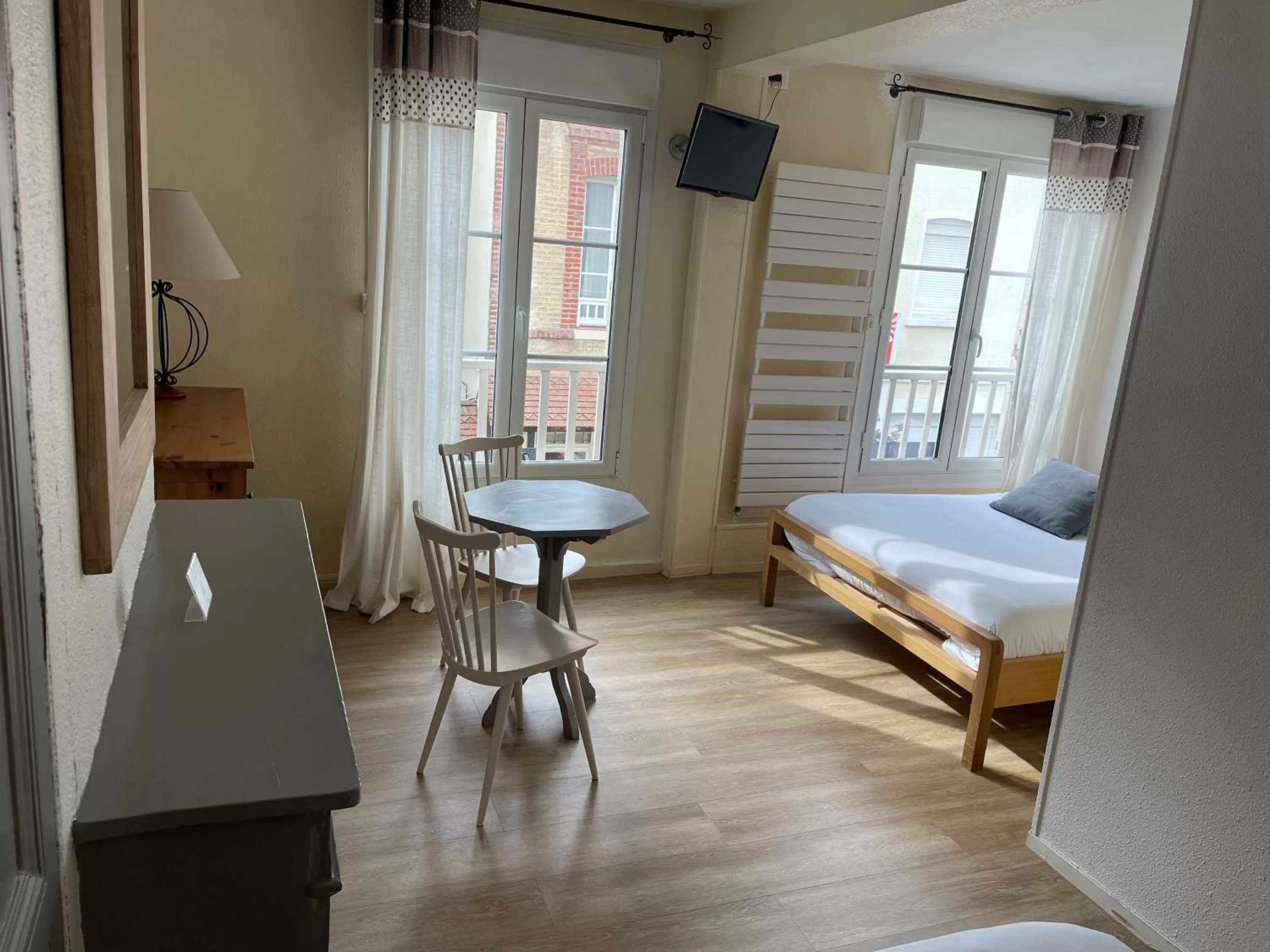 Bed, Seating Area in Hotel Des Falaises
