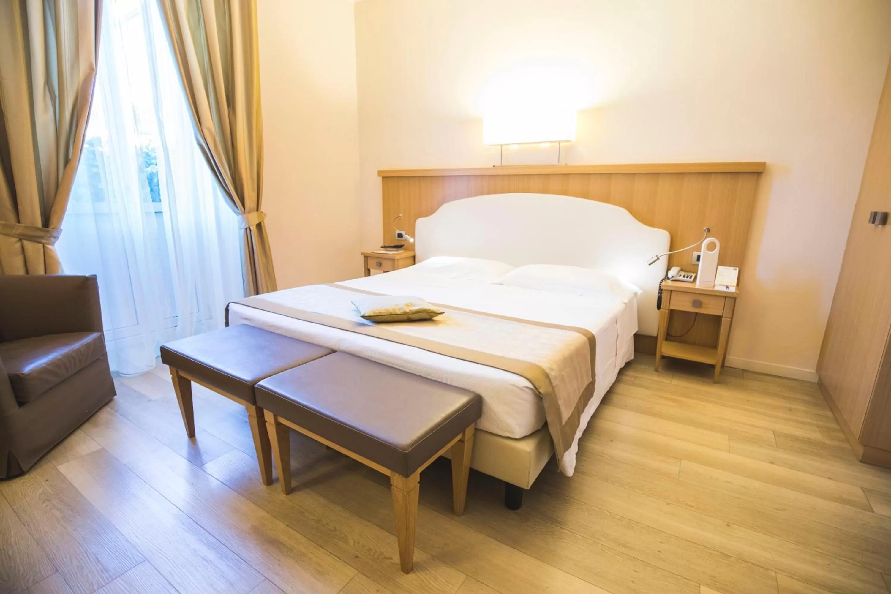 Deluxe Double Room with Balcony and Lateral Lake View and Spa Access in Hotel Sirmione Terme