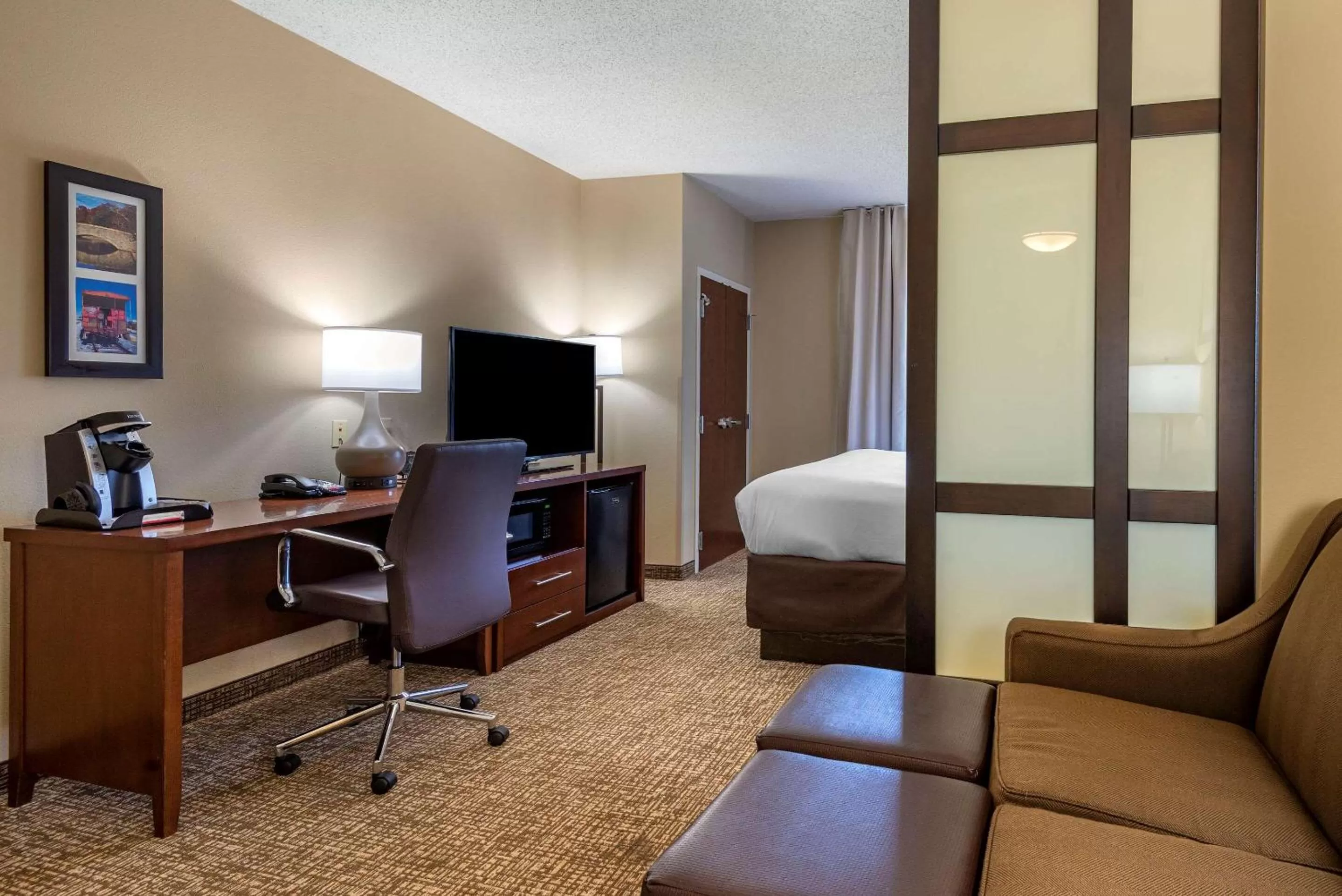 Bedroom, Bed in Comfort Suites Huntersville near Lake Norman