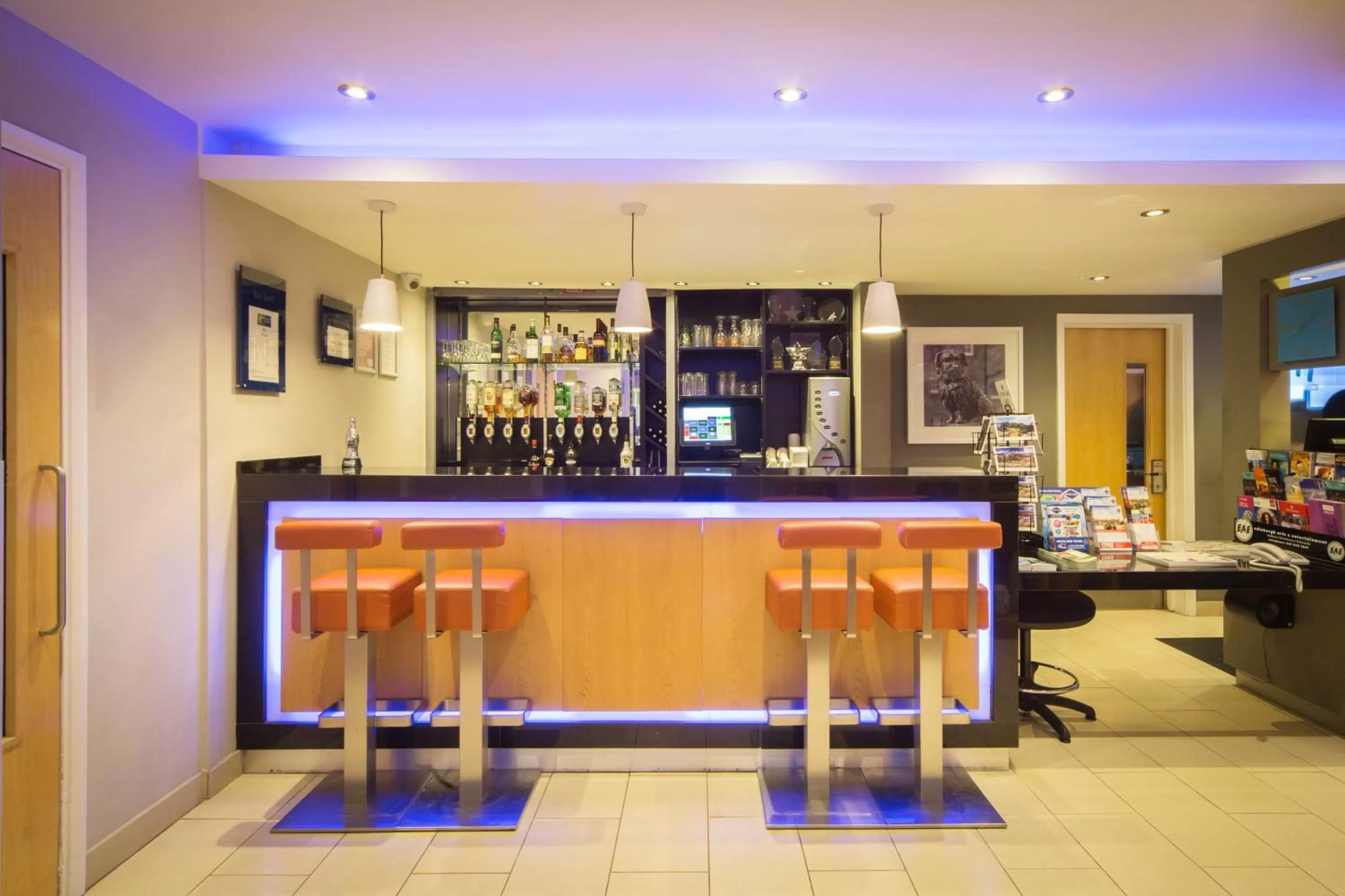 Lounge or bar in Holiday Inn Express Edinburgh – Royal Mile by IHG