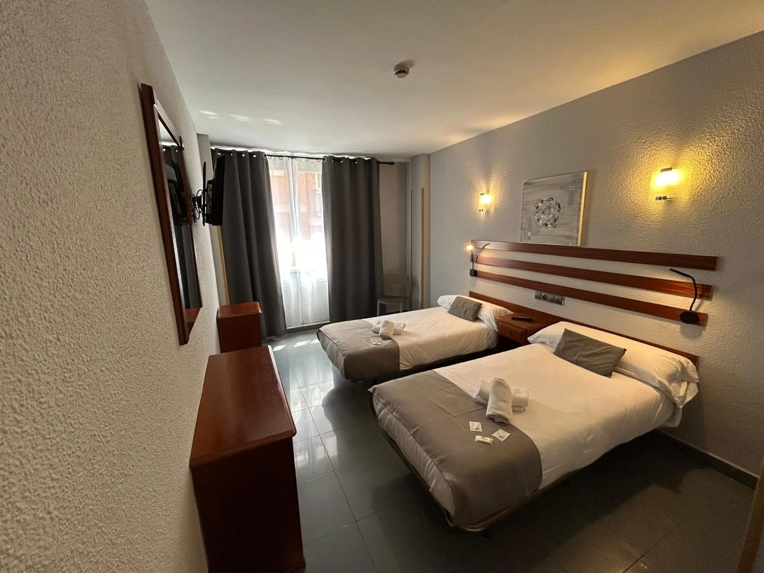 towels, Bed in Hotel Valdemoro