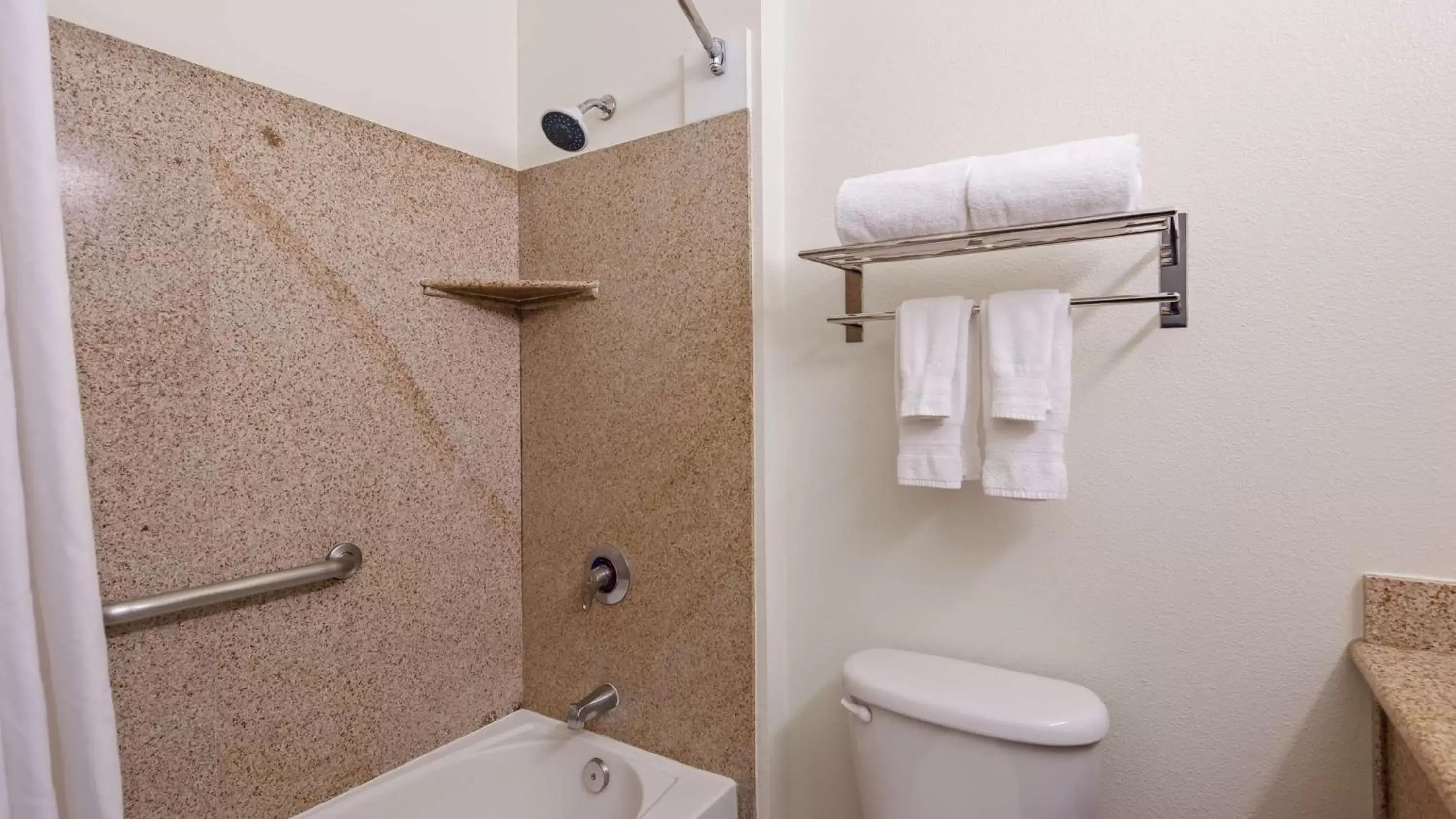 One-Bedroom King suite with Bath Tub and Sofa Bed - Mobility Accessible/Non-Smoking in Best Western Crater Lake Highway White City/Medford One-Bedroom King suite with Bath Tub and Sofa Bed - Mobility Accessible/Non-Smoking in Best Western Crater Lake Highway White City/Medford