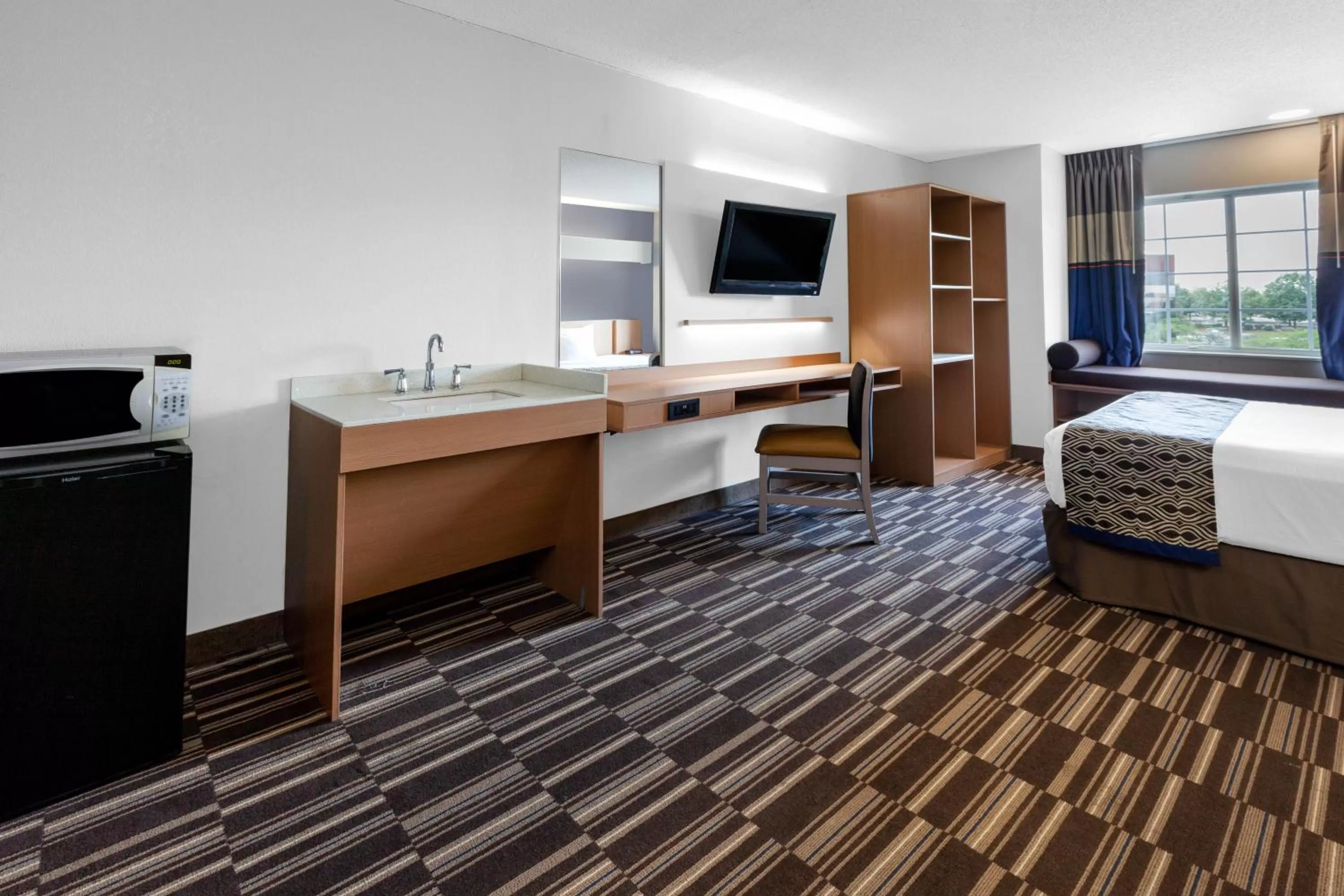 TV and multimedia in Microtel Inn Suite by Wyndham BWI Airport