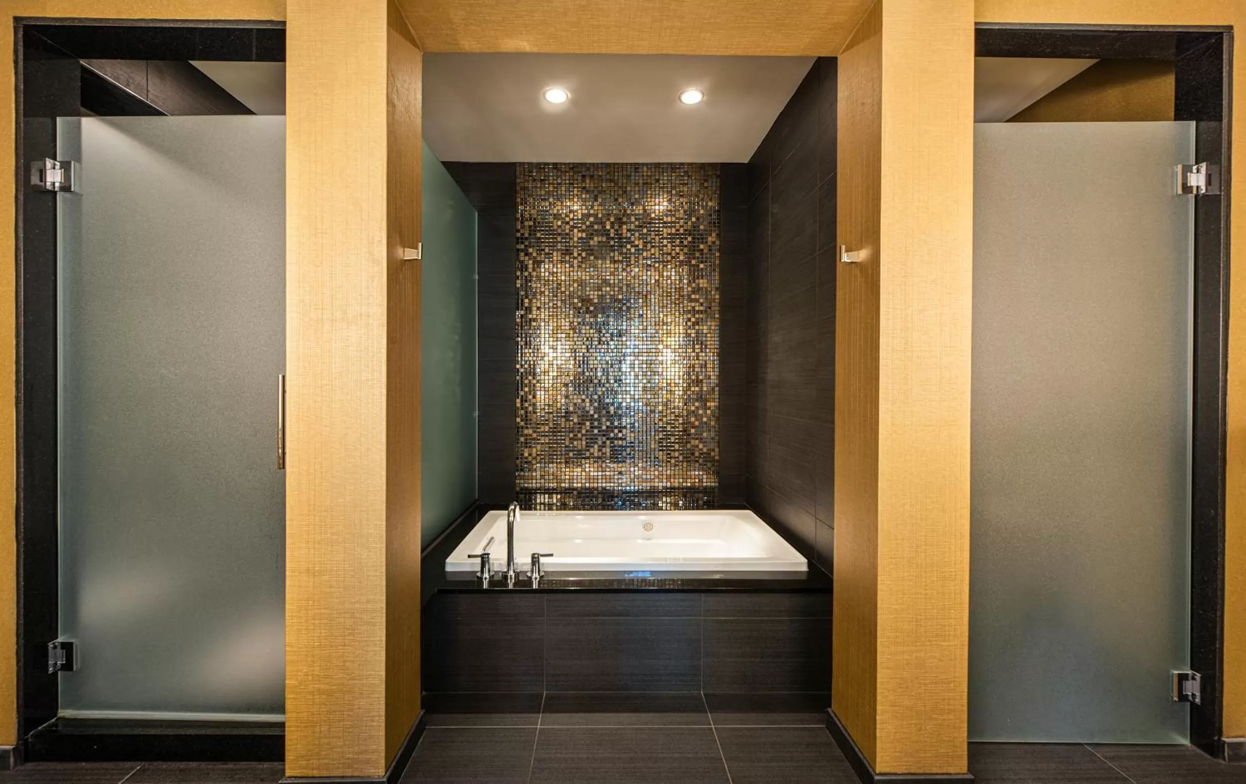 Bathroom, Bed in The Guest House at Graceland