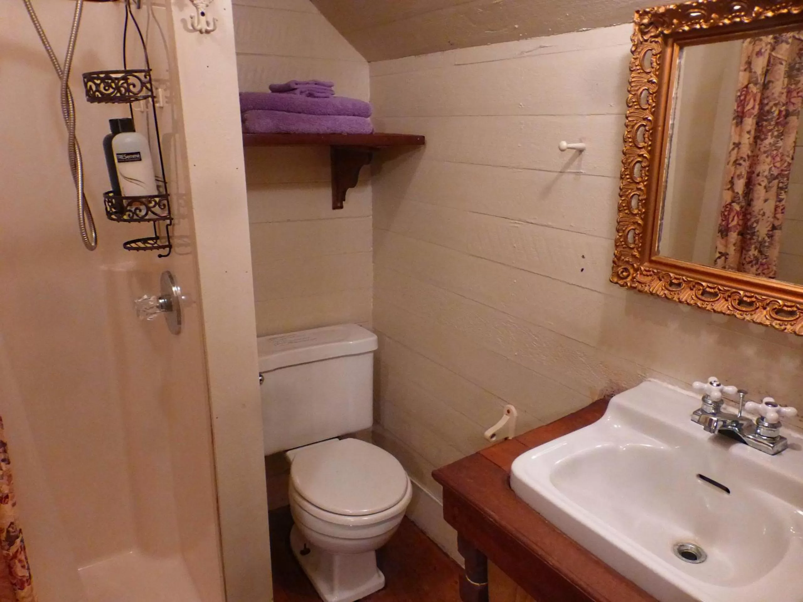 Toilet in Mulberry Lavender Farm and B&B