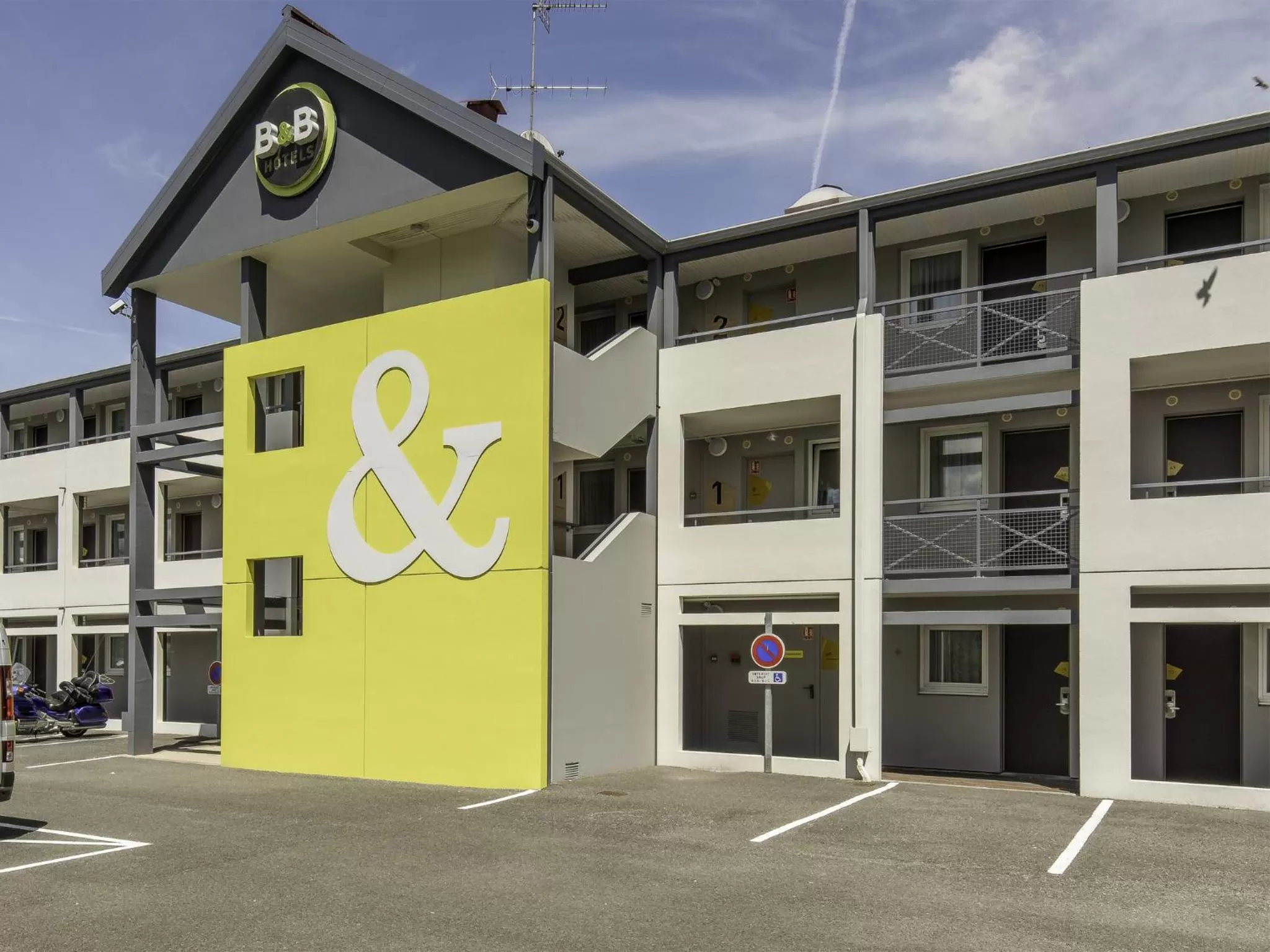 Facade/entrance in B&B HOTEL Troyes Barberey