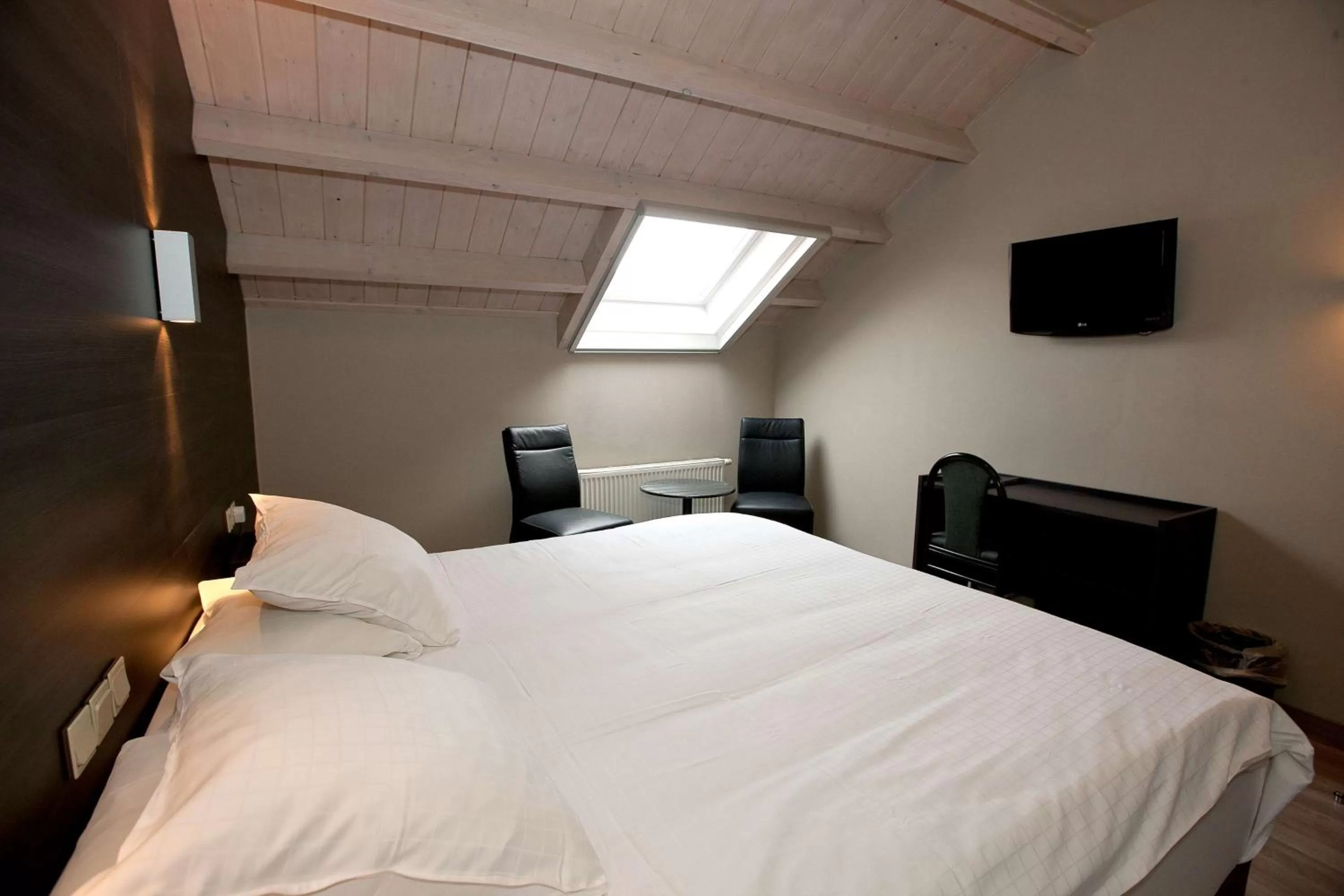 Bed in Flanders Lodge Hotel