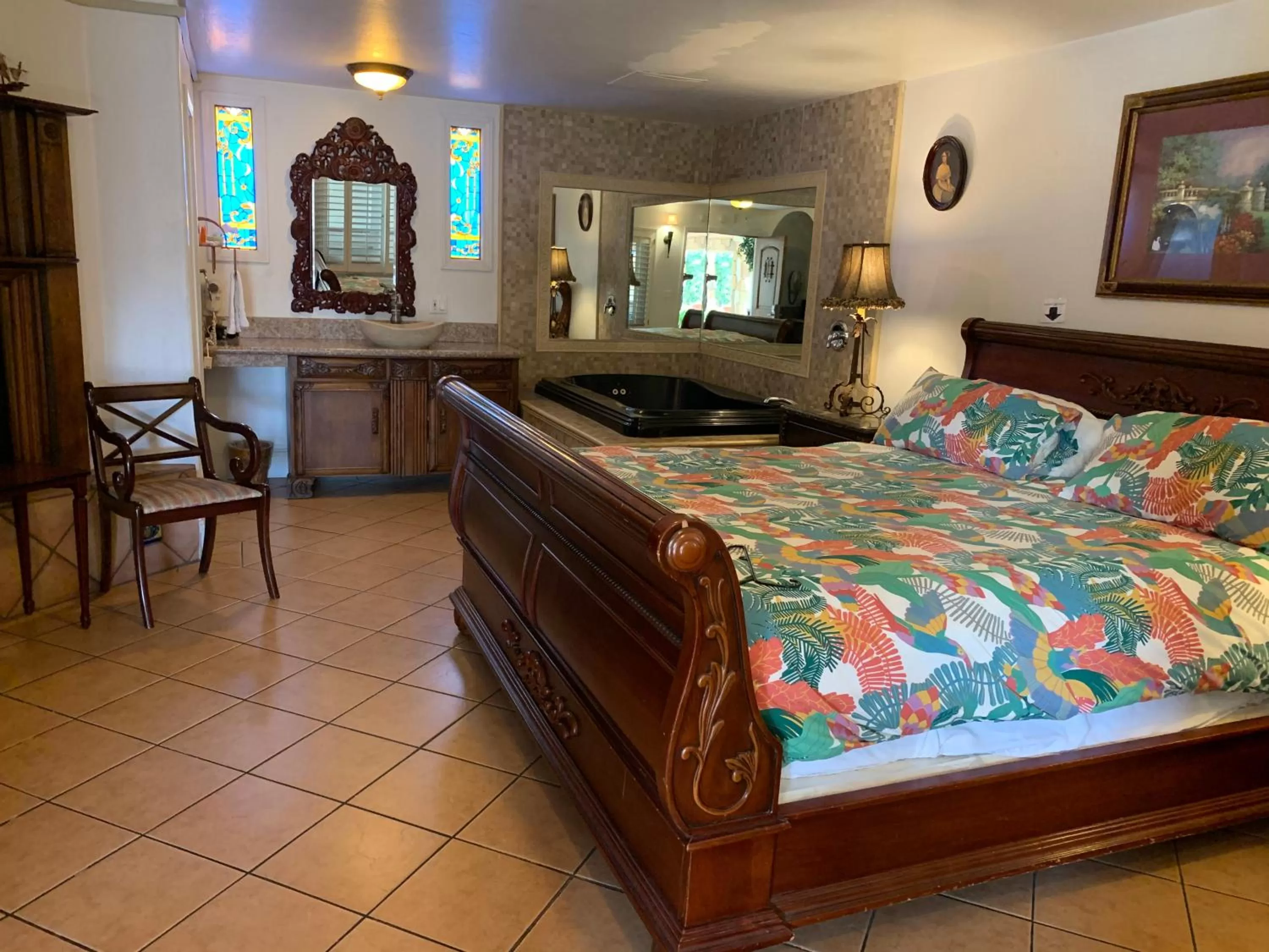 Photo of the whole room, Bed in Chantico Inn