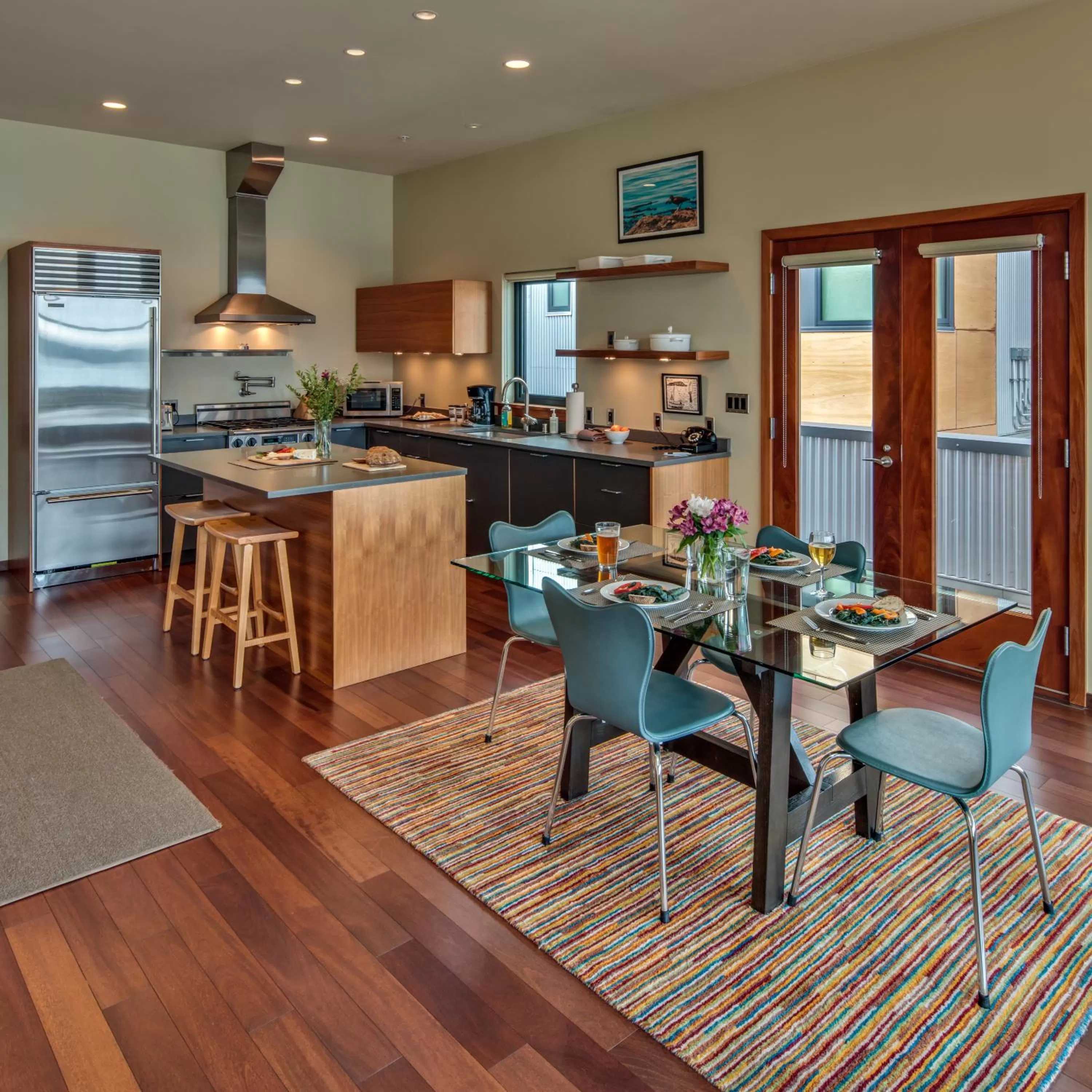 Kitchen or kitchenette, Restaurant/Places to Eat in Island Inn at 123 West