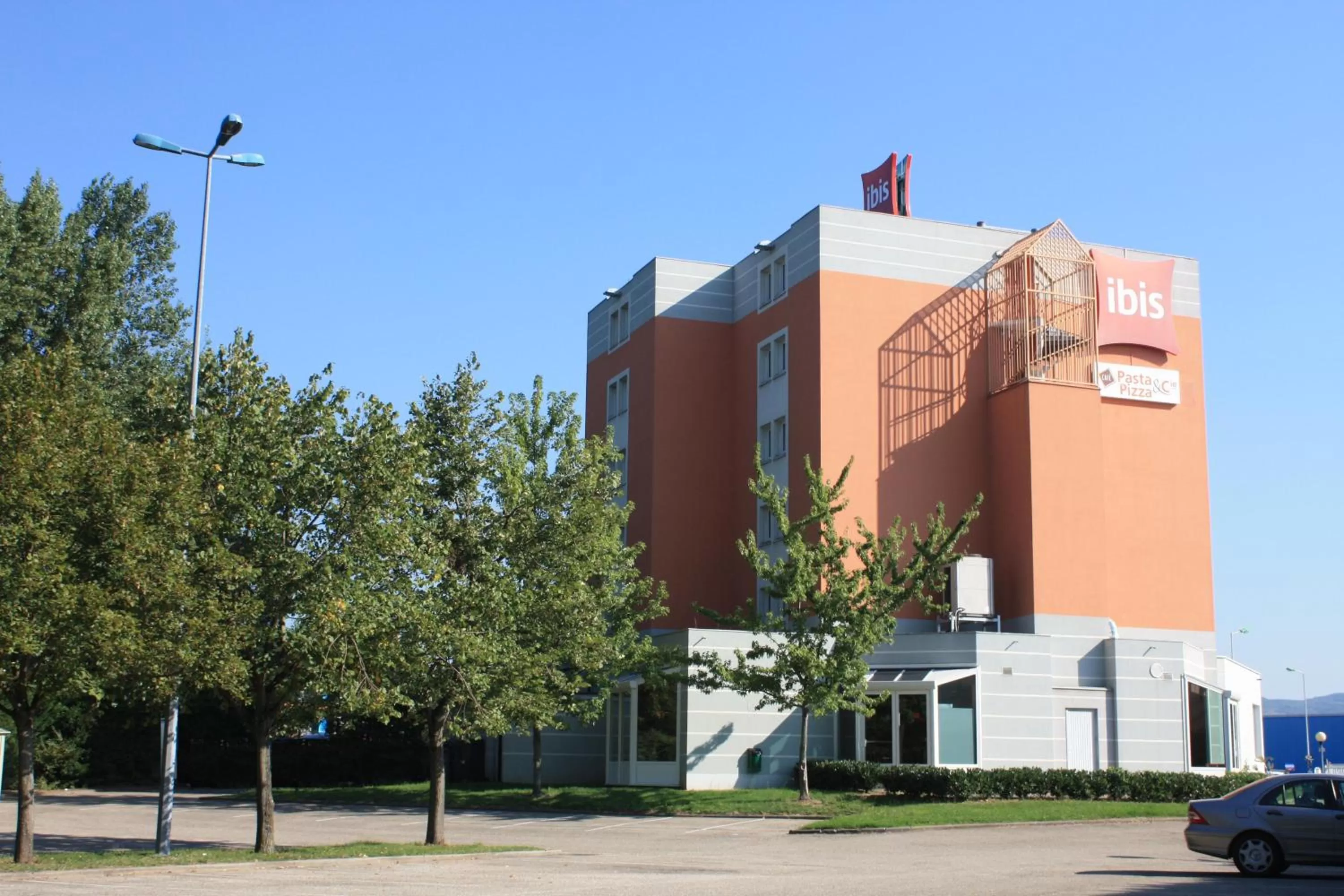 Facade/entrance in IBIS Lyon Sud Chasse Sur Rhône