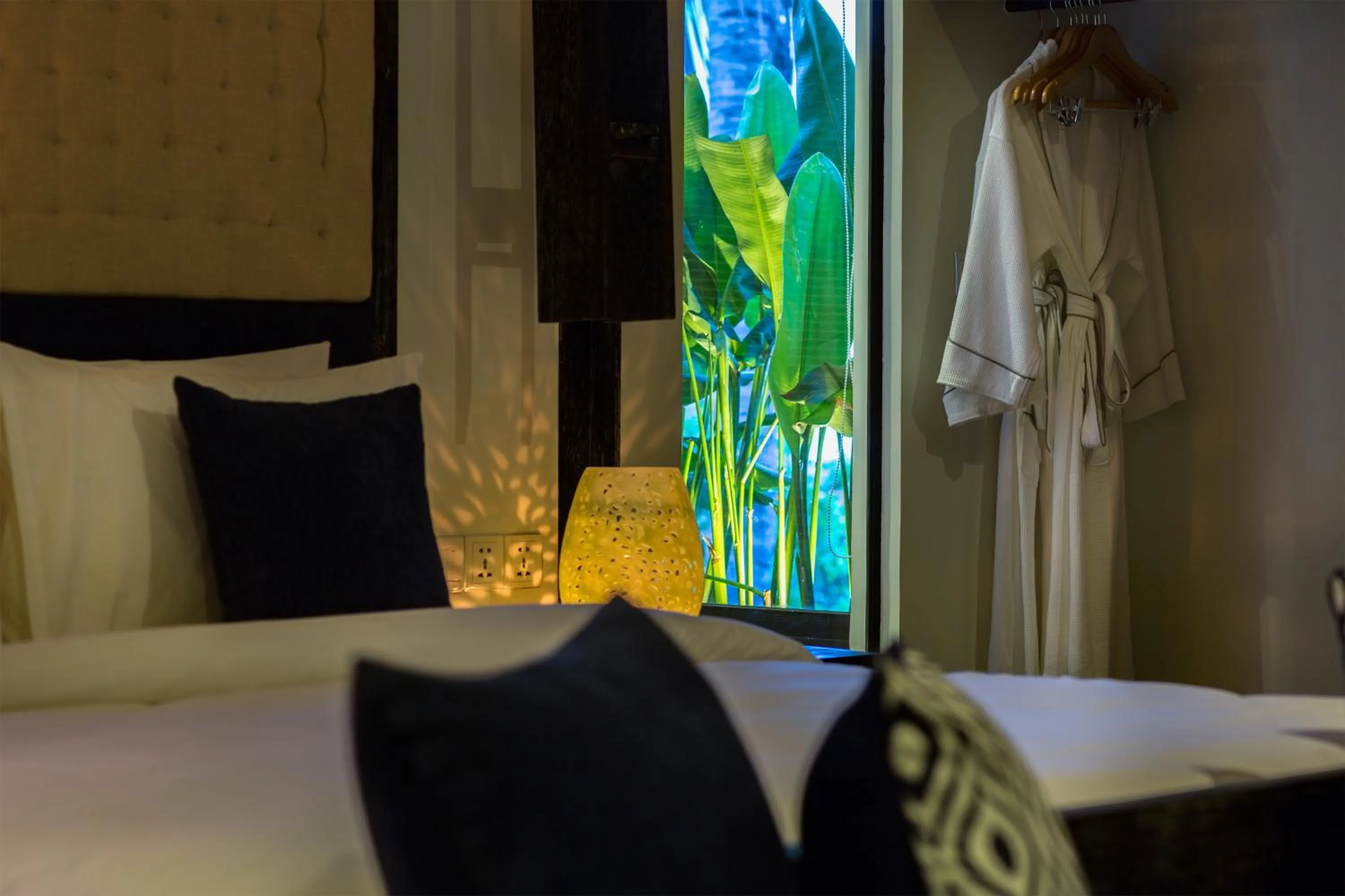 Garden view, Bed in Monthara Angkor Residence