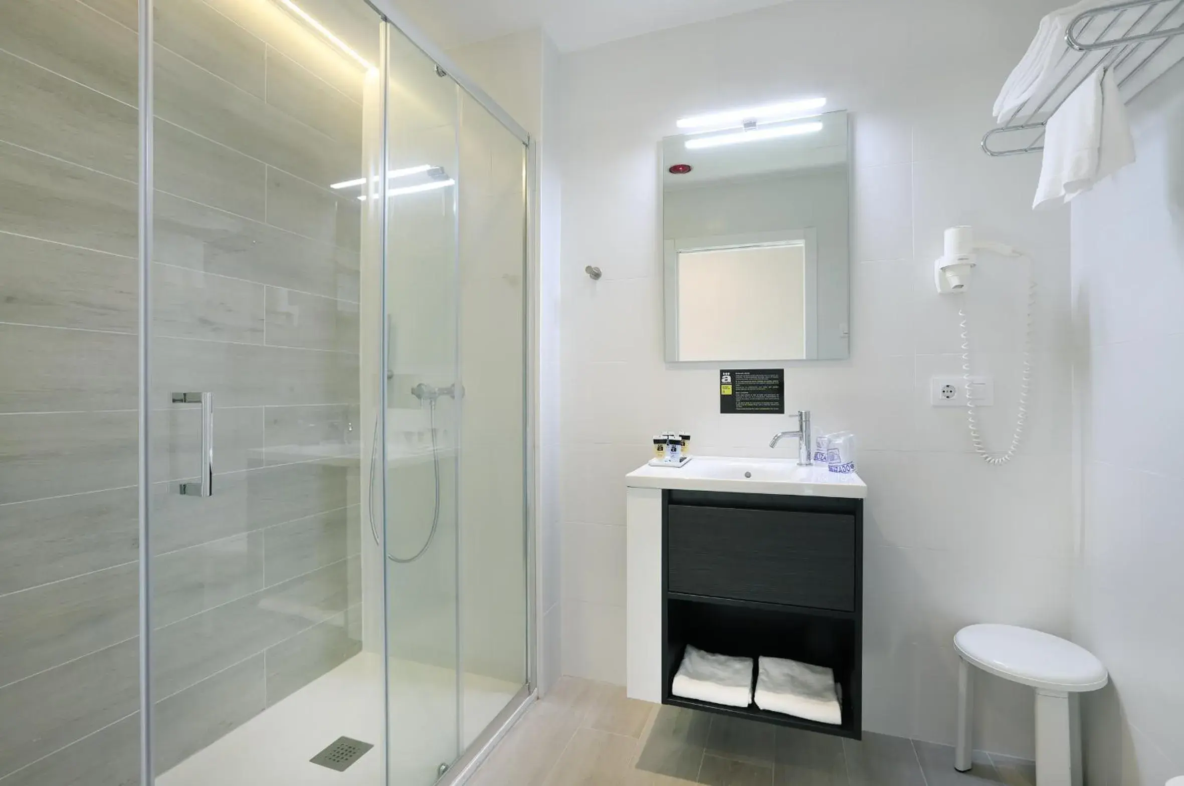 Standard Double or Twin Room (2 +1) in Hotel Alameda Standard Double or Twin Room (2 +1) in Hotel Alameda