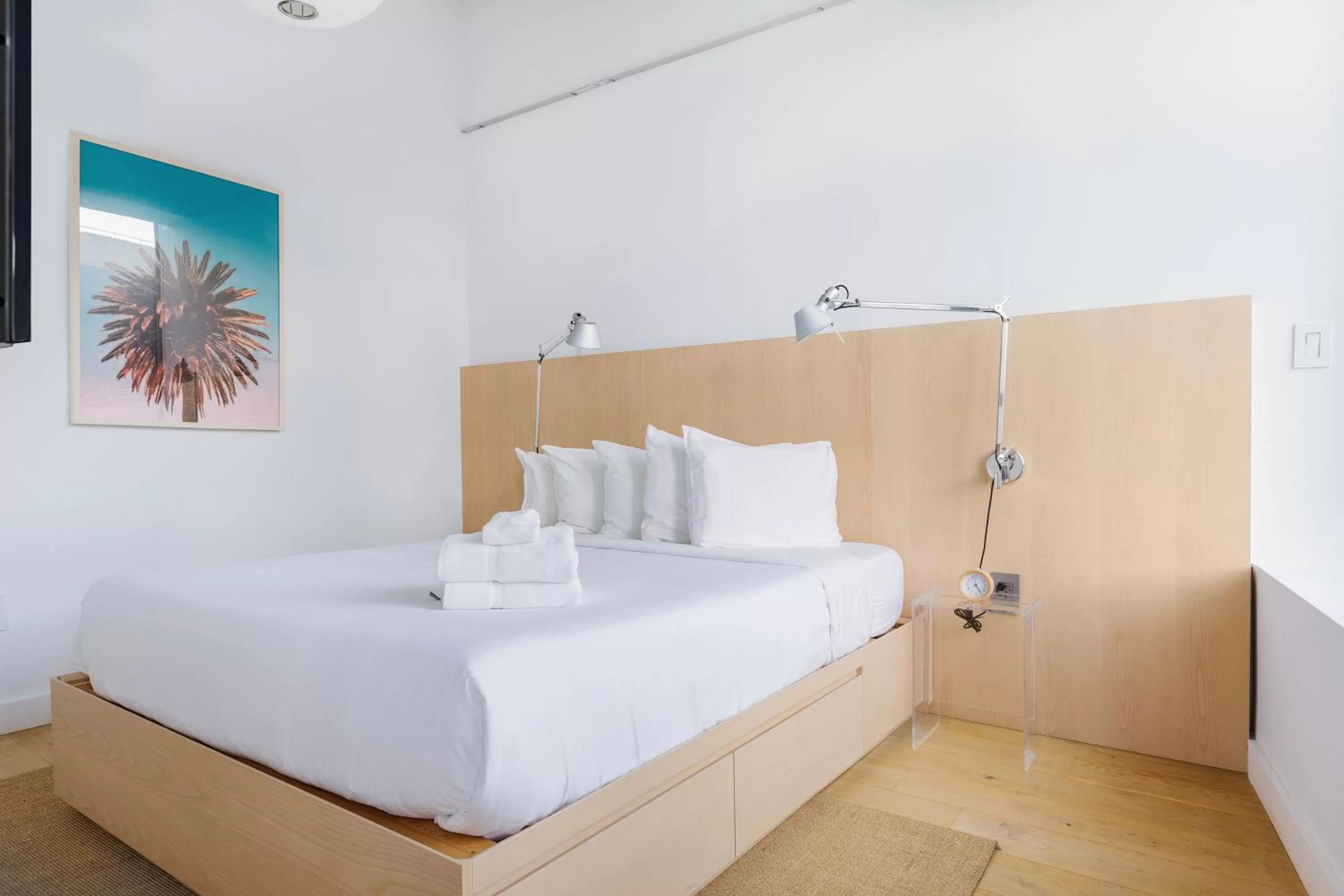Bed in Placemakr Wall Street