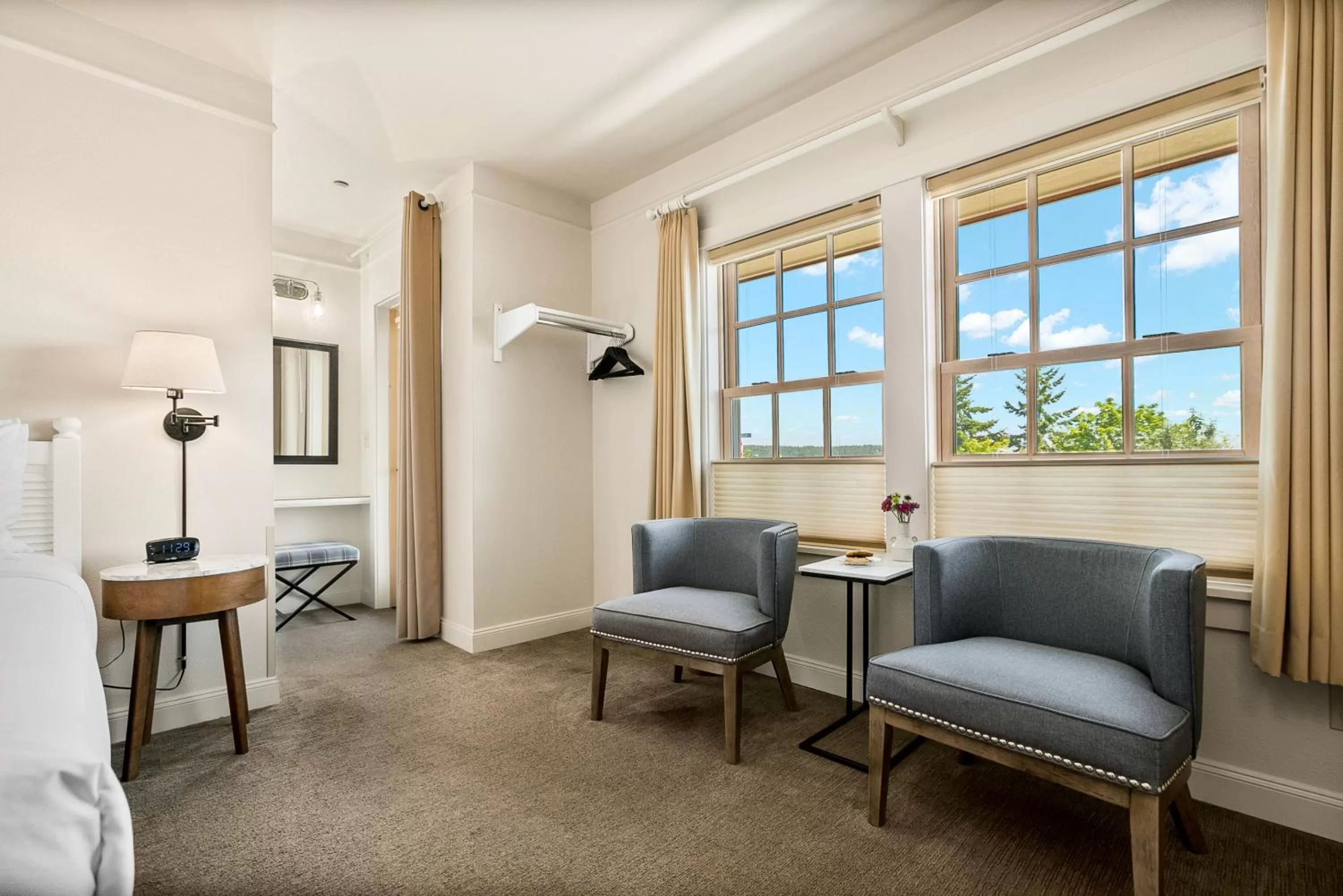 Seating area in Saratoga Inn