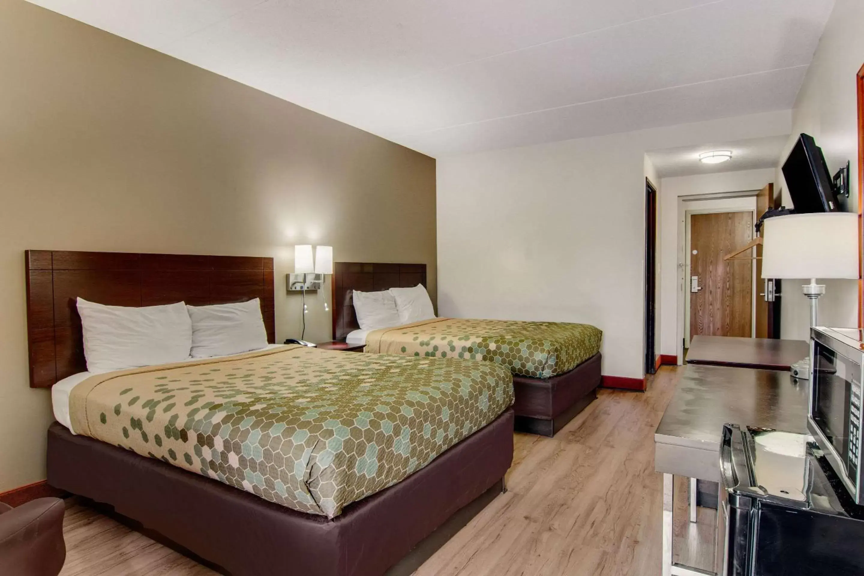 Standard Queen Room with Two Queen Beds - Non-Smoking in Econo Lodge Cadillac by Choice Standard Queen Room with Two Queen Beds - Non-Smoking in Econo Lodge Cadillac by Choice