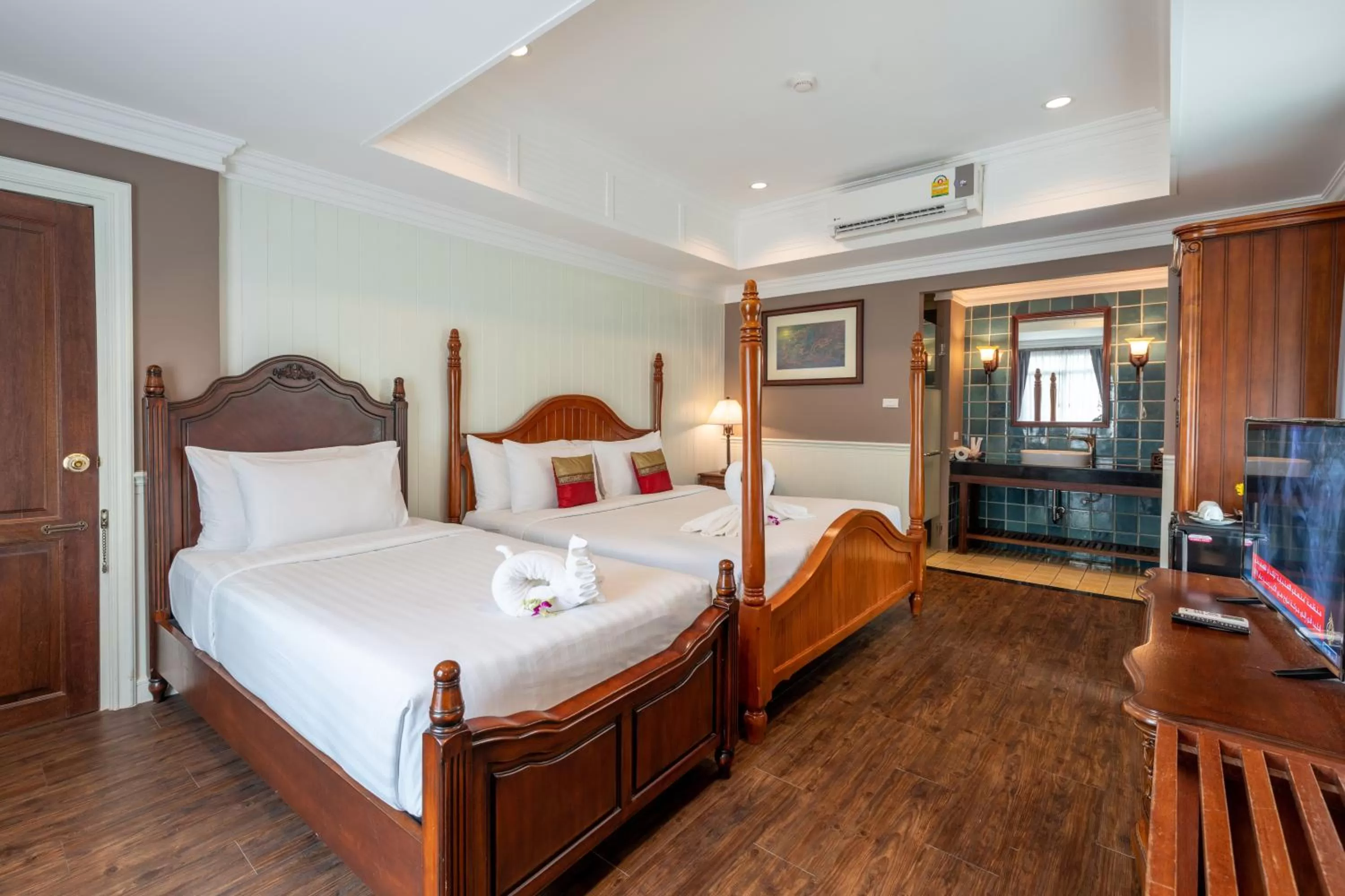 Photo of the whole room, Bed in The Orchid House 153