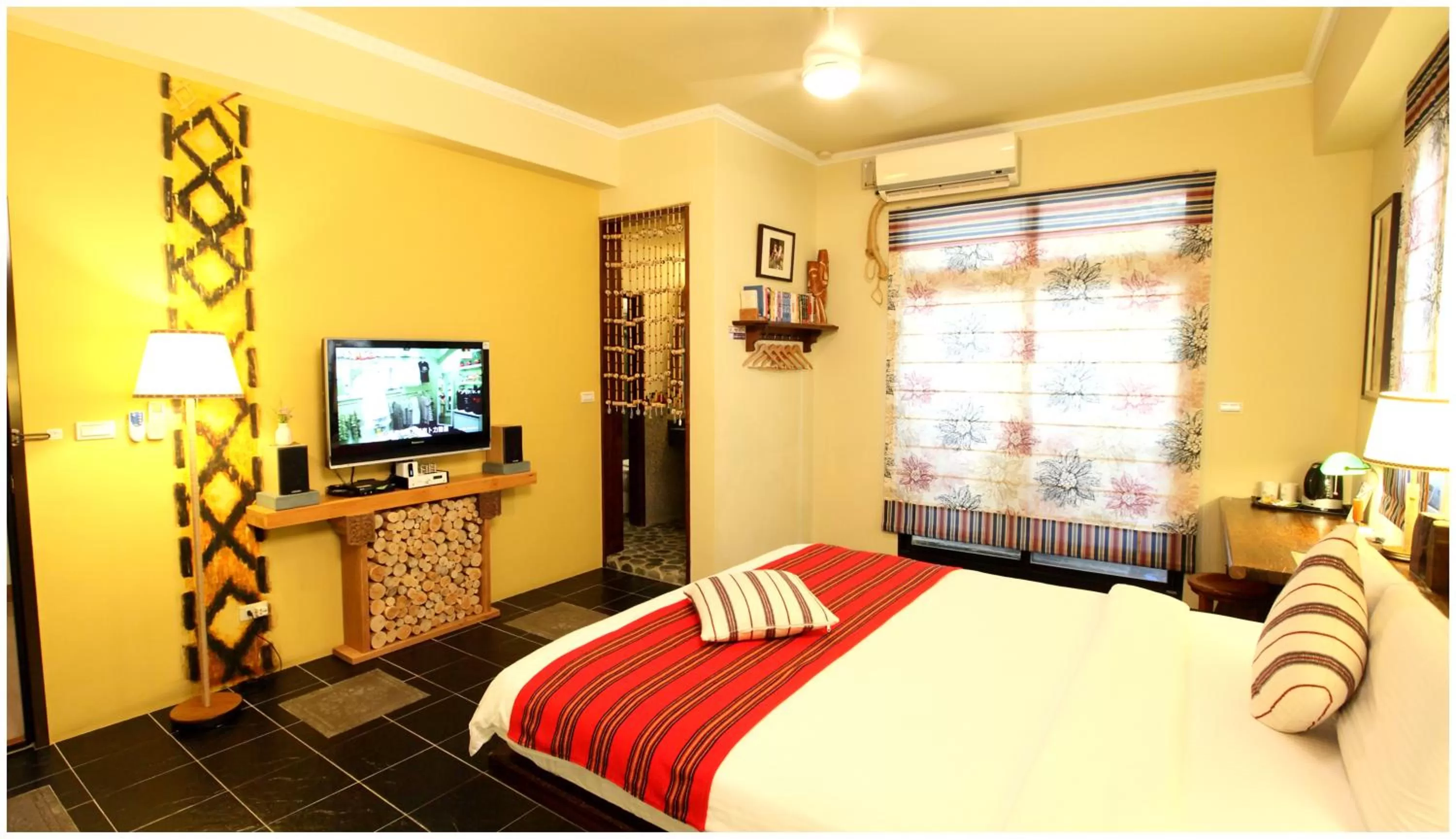 Photo of the whole room, Bed in Errantry Lodge & Studio