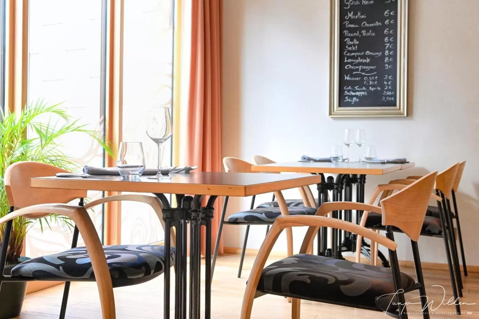 Restaurant/places to eat in Sleepwood Hotel